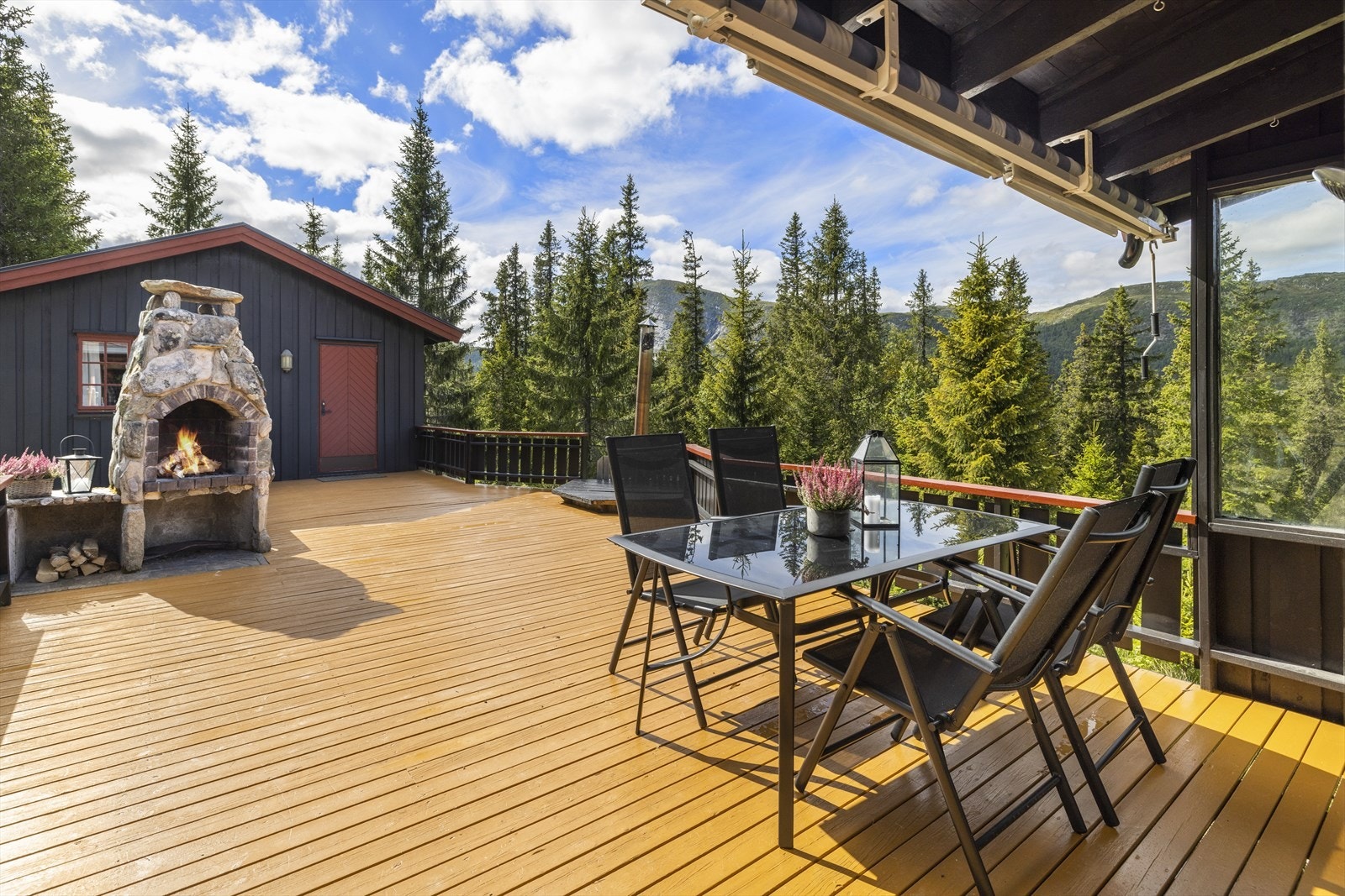 Stor terrasse som binder hytte og frittstående bygg. Galleribilde