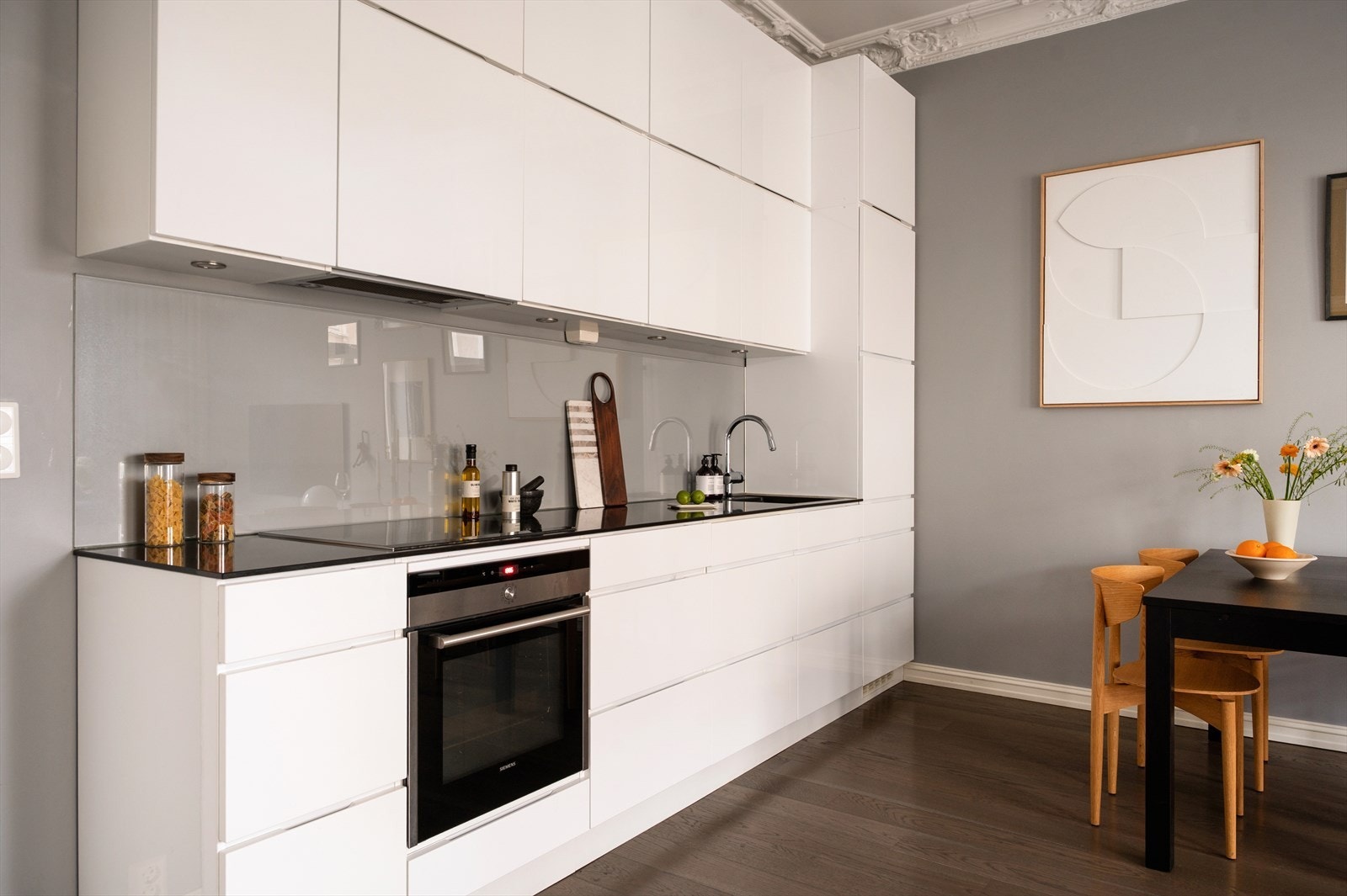 Integrerte hvitevarer inkluderer kjøl/fryseskap, oppvaskmaskin, induksjonstopp og stekeovn. Galleribilde