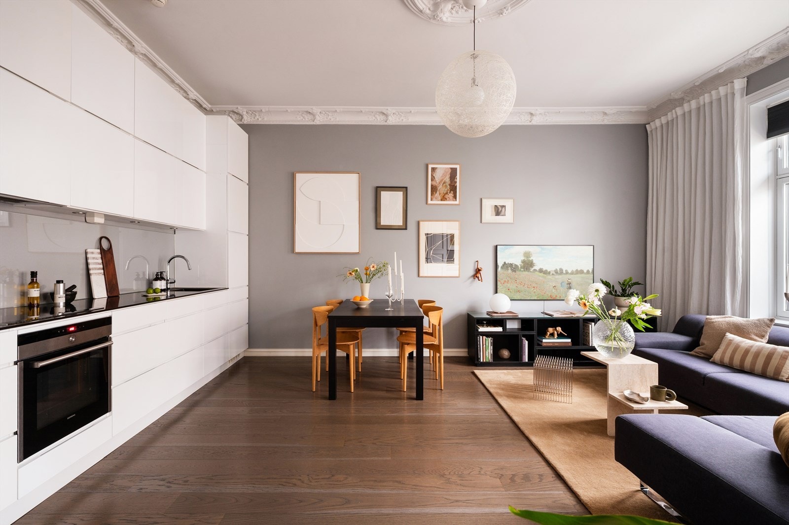 Moderne innredning fra 2014 med lyse, glatte fronter, godt med skap- og benkeplass. Galleribilde