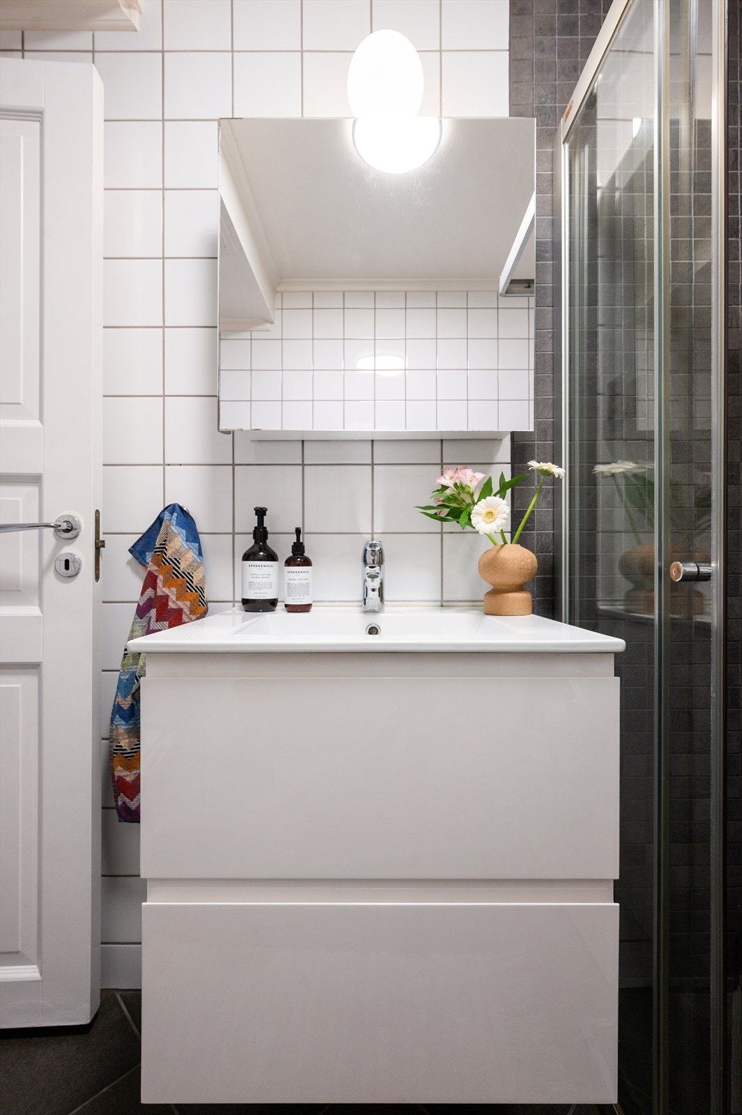 Elektrisk gulvvarme, fliser på vegg og malte himlingsplater gir en helhetlig og stilren finish. Galleribilde