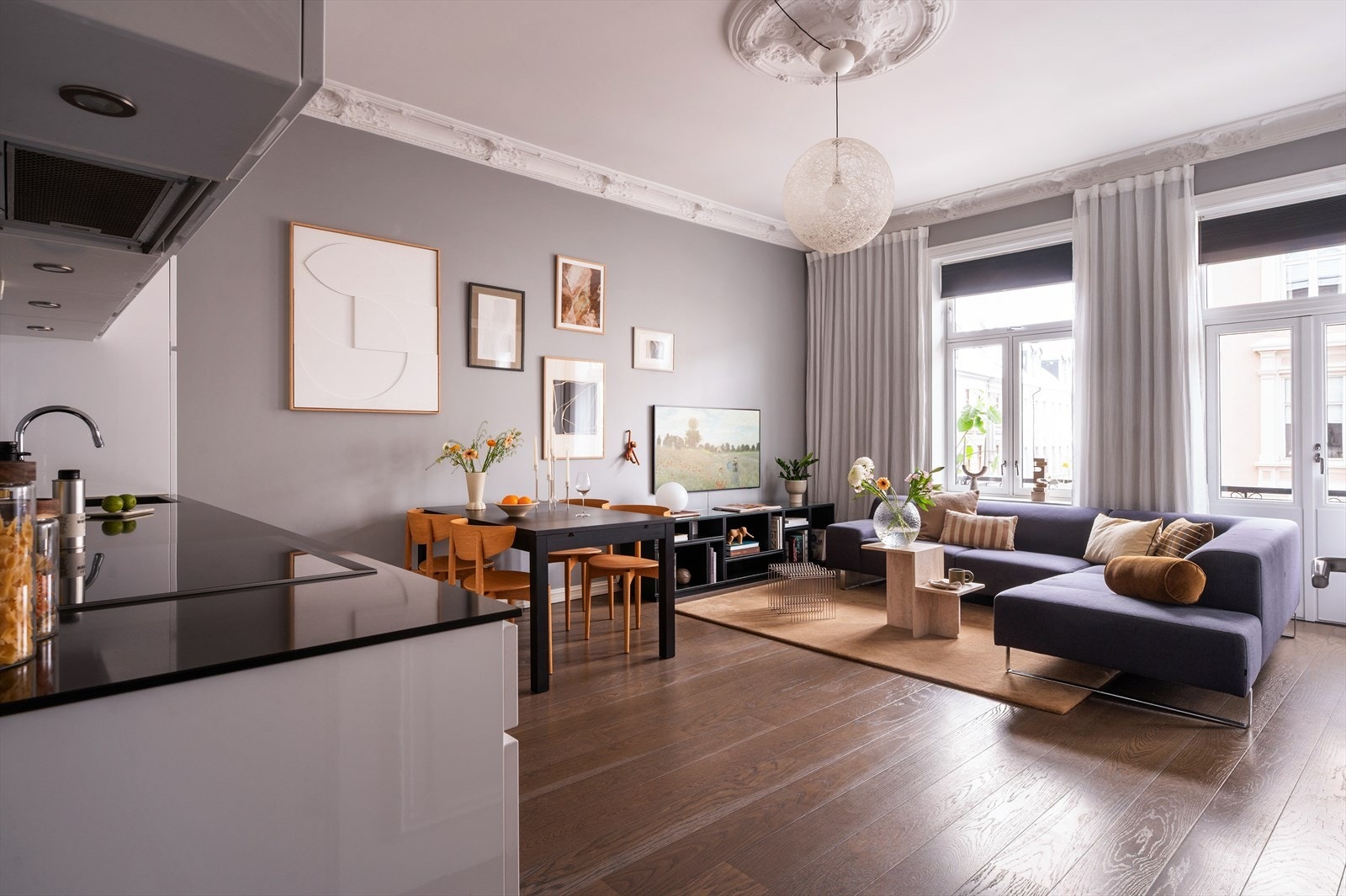 Leiligheten oppleves lys og luftig med en takhøyde på 3,1 meter og store, klassiske vinduer som gir godt med lysinnslipp. Galleribilde