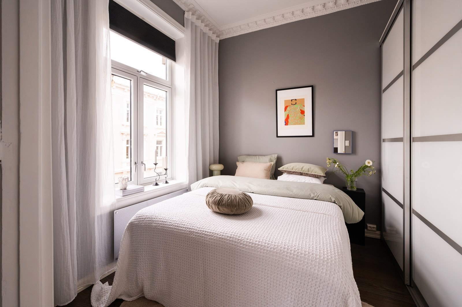 Generøs vindusflate på soverommet sørger for gode lys- og lufteforhold Galleribilde