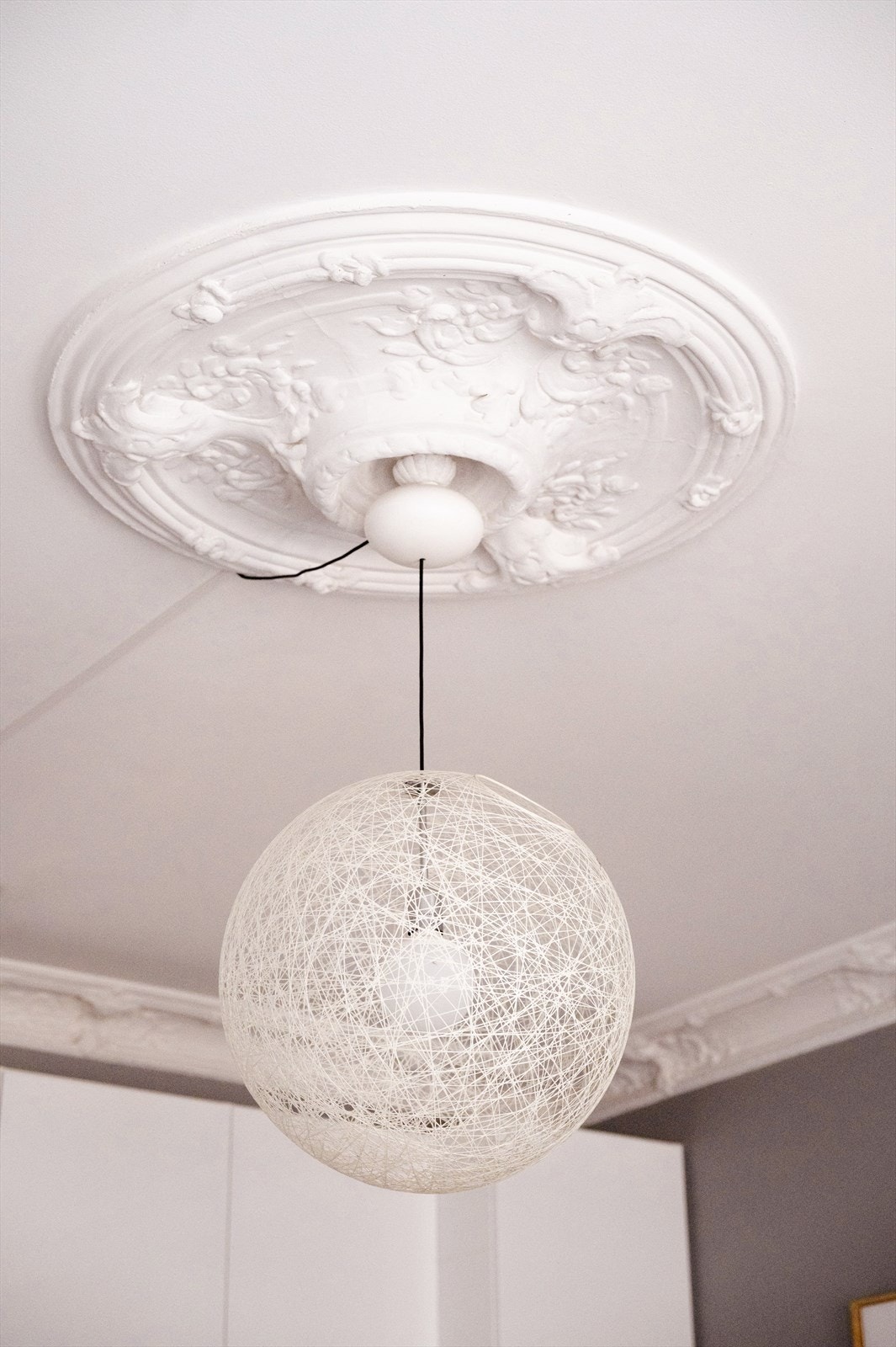 Leiligheten har flotte detaljer som stukkatur og rosett i himling. Galleribilde