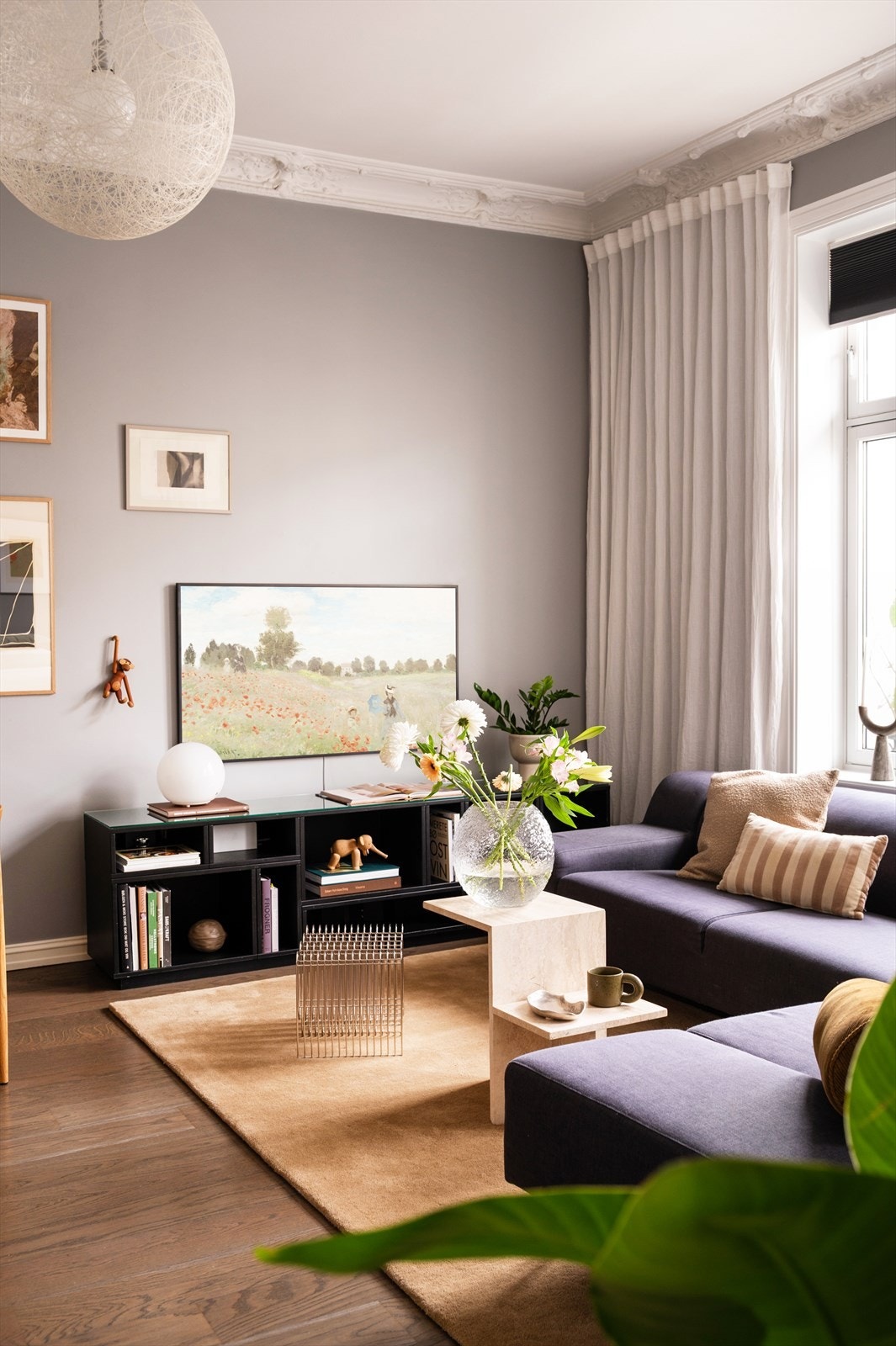 Stuen oppleves romslig med god plass til sofa og tilhørende møblement. Galleribilde