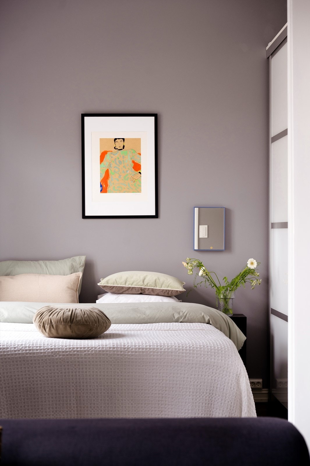 Her har man god plass til dobbeltseng og nattbord på begge sider . Galleribilde