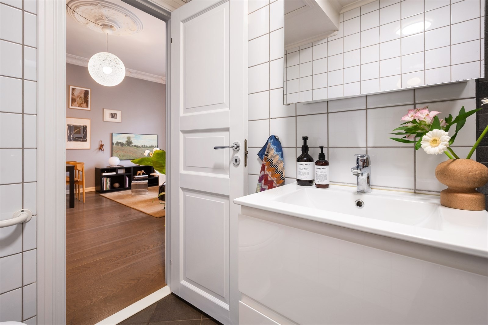 Opplegg for vaskemaskin og naturlig ventilasjon. Galleribilde