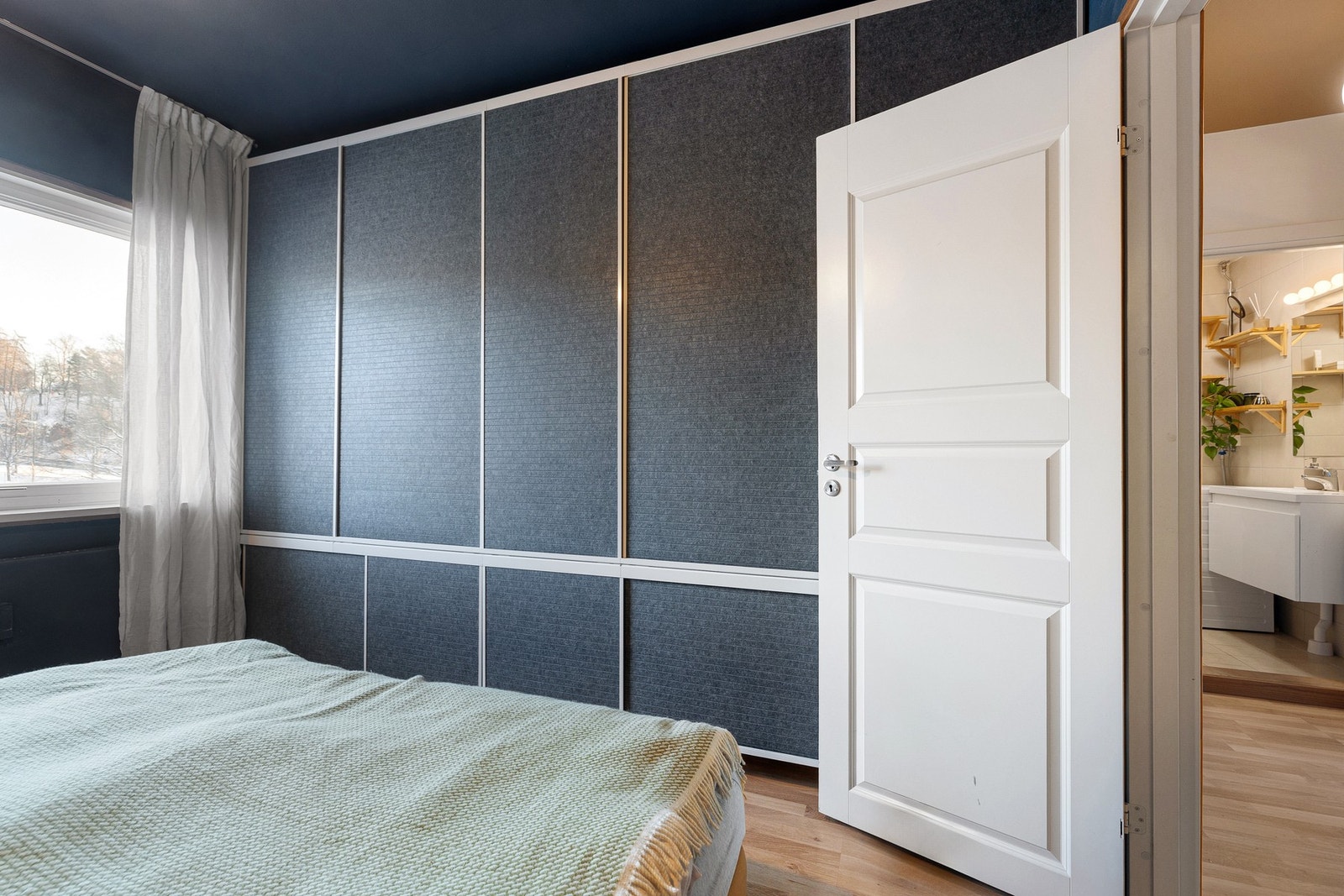 Det er etablert en romslig skyvedørsgarderobe på hovedsoverommet som gir rikelig med oppbevaringsplass. Galleribilde