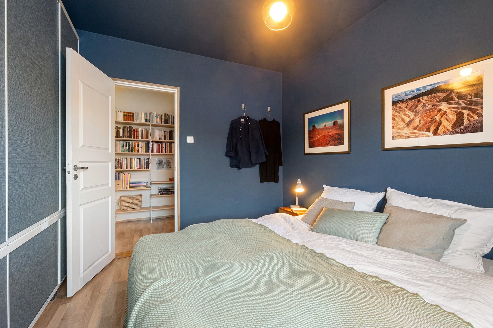 Hovedsoverommet er malt i en dyp blåfarge som skaper en lun og behagelig stemning. Galleribilde
