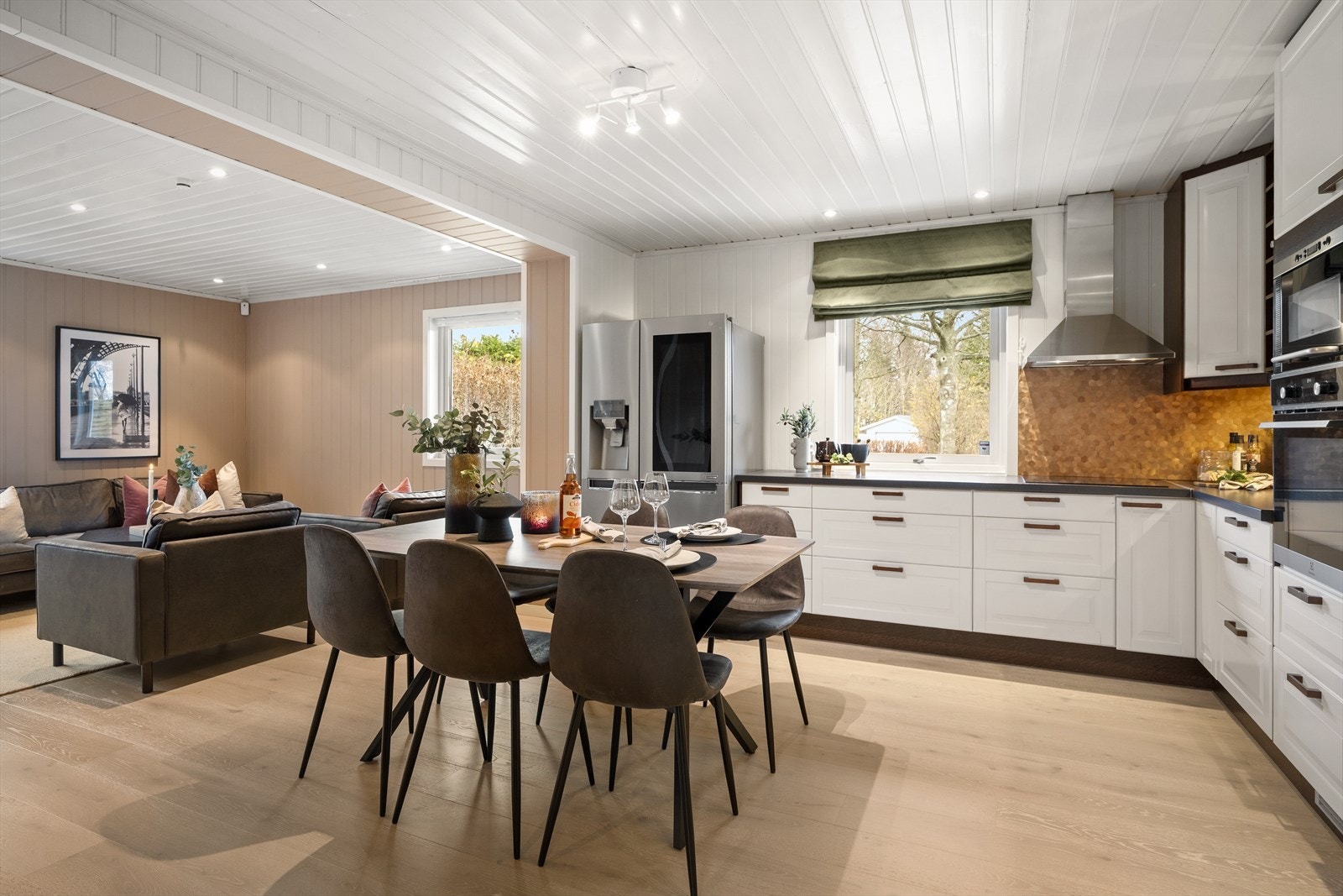 Stue/kjøkken har nytt gulv 2025 Galleribilde