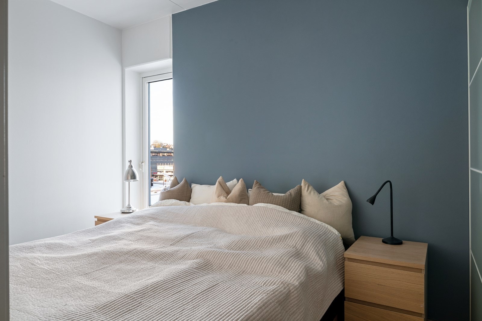 Soverommet er utstyrt med to innganger - én på hver side av dobbeltsengen. Galleribilde