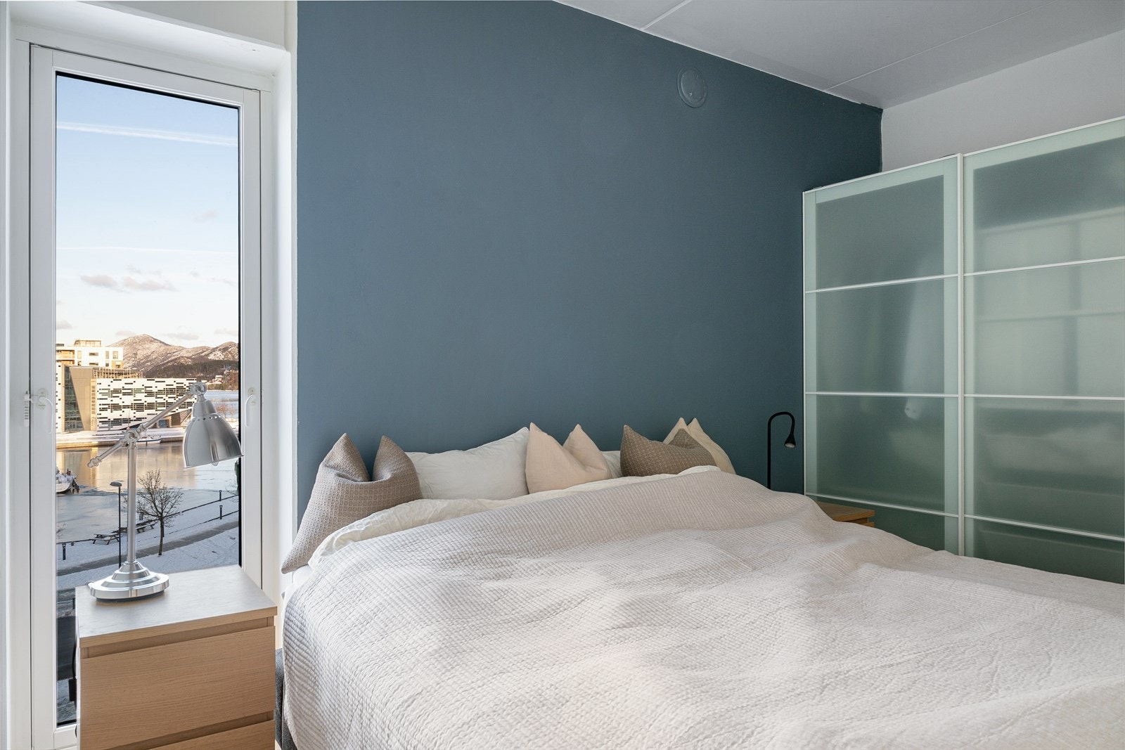 Praktisk skyvedørsgarderobe. Galleribilde