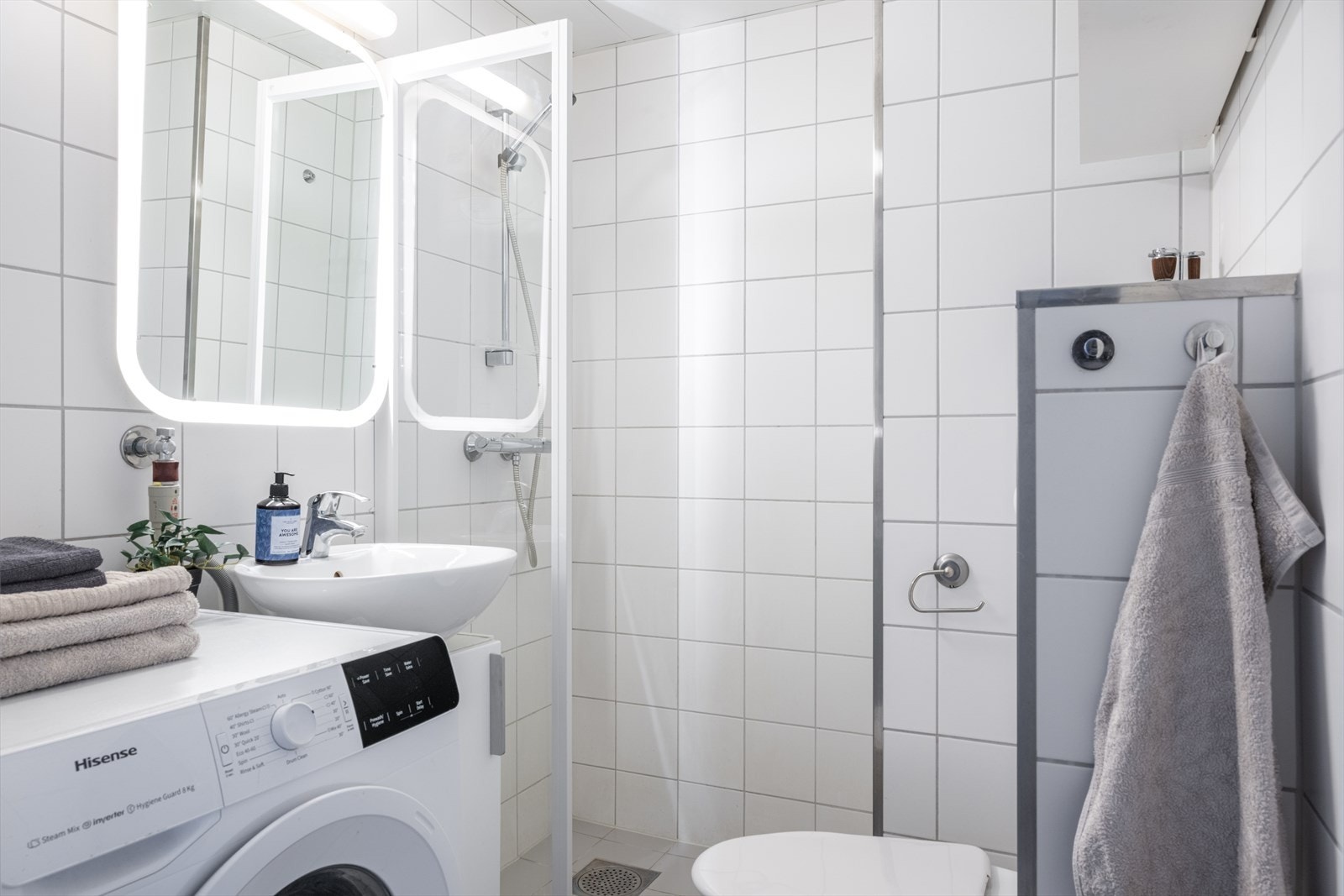 Badet har flislagte overflater med elektriske varmekabler i gulvet. Vaskemaskin medfølger. Galleribilde