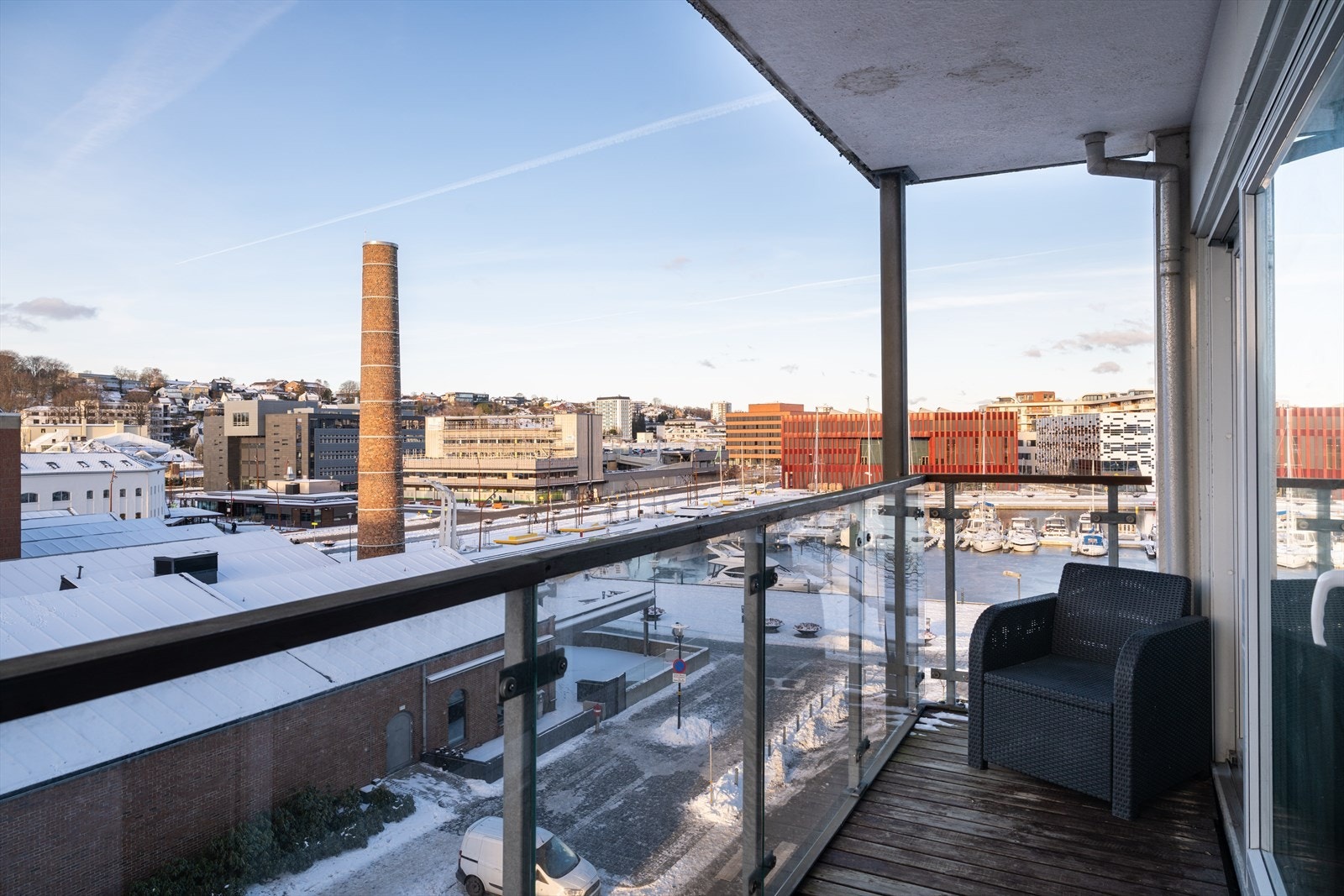 Leiligheten har en optimal beliggenhet på hjørne i byggets 4. etasje med flott utsikt mot Vågen, sjø og omkringliggende fjell. Galleribilde