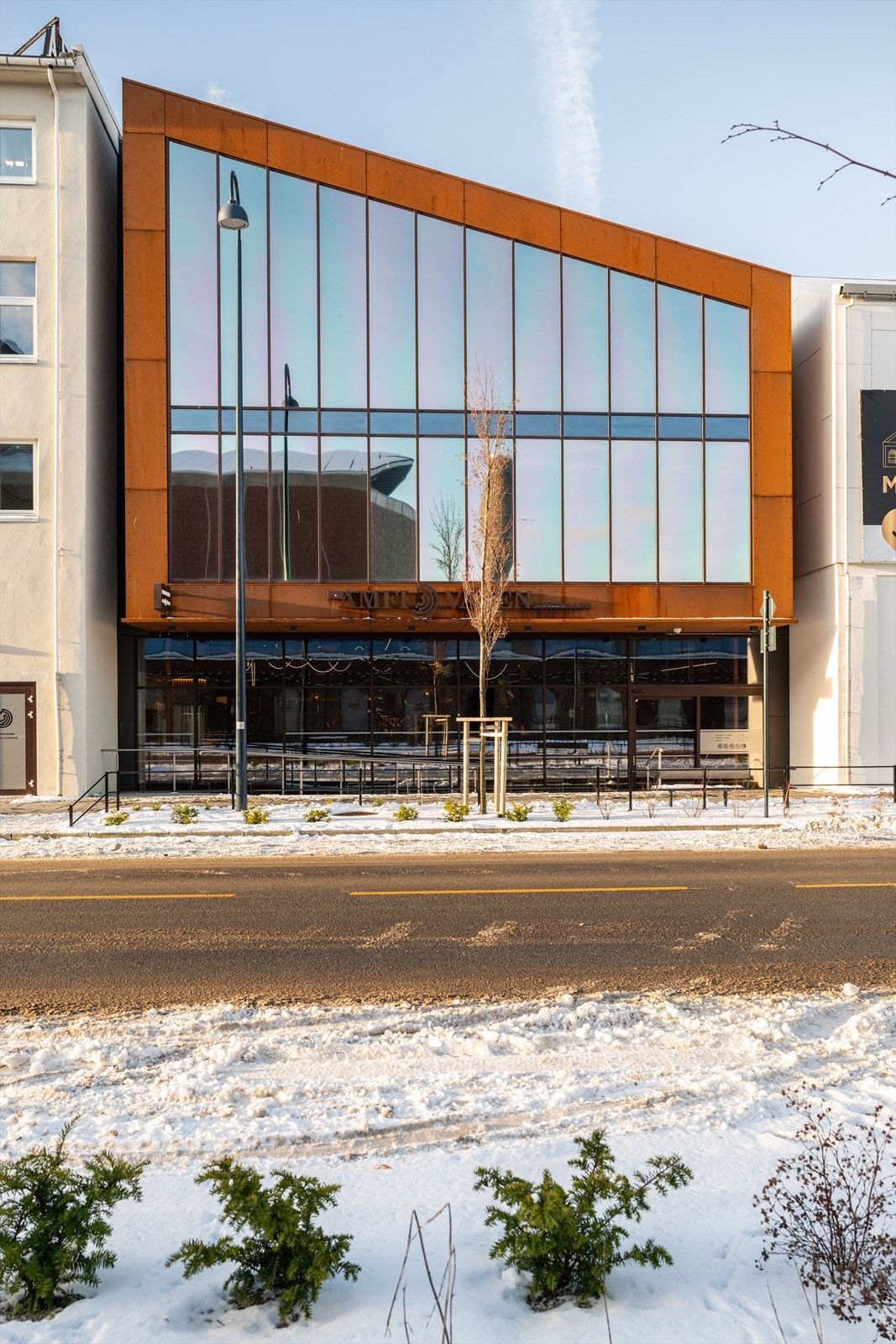 Amfi Vågen ligger også kun få minutters gange fra leiligheten. Det er også kun få minutters gange til alt av buss og togavganger i Sandnes sentrum. Galleribilde