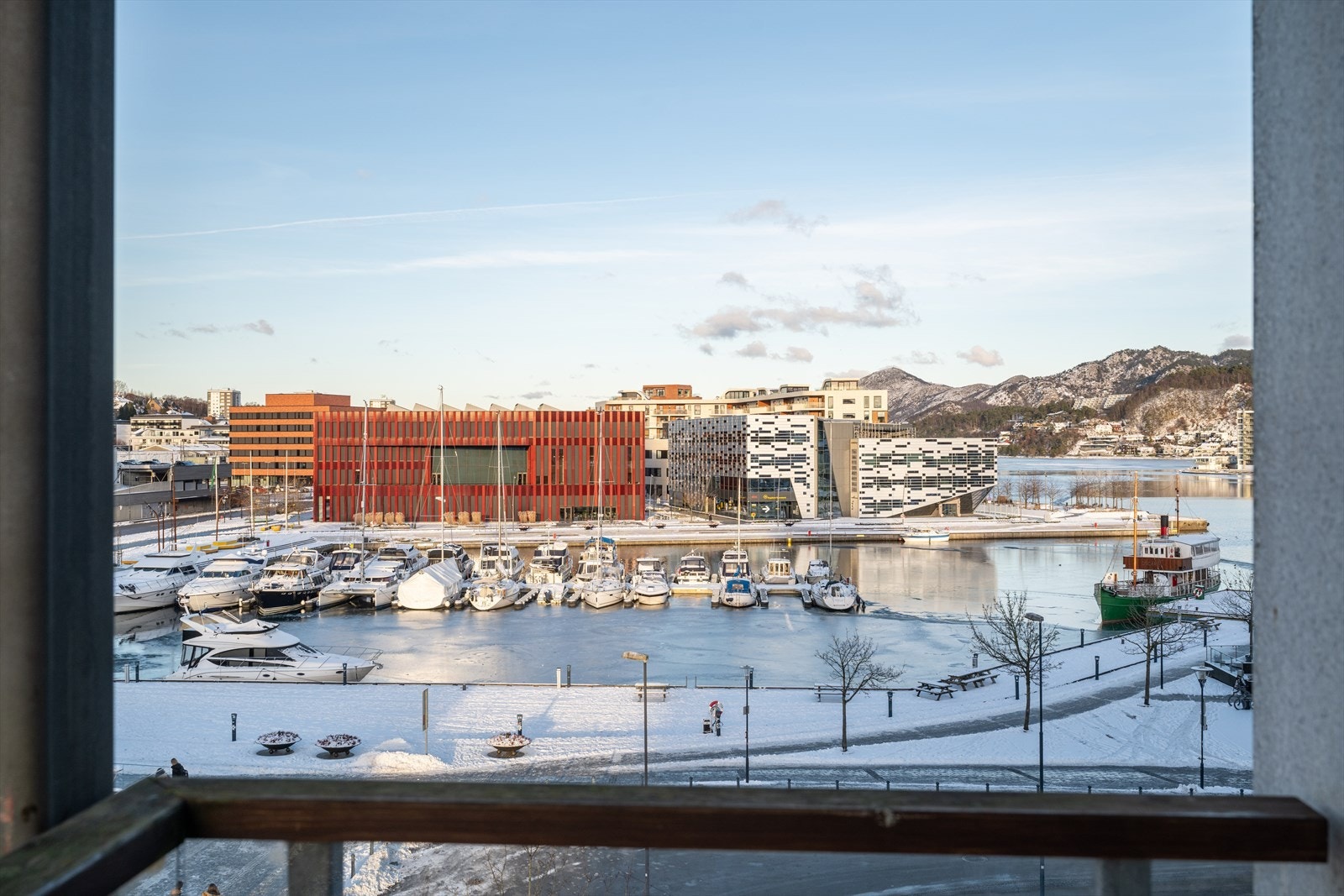 Flott utsikt fra balkongen. Balkongen er vestvendt med gode solforhold. Galleribilde