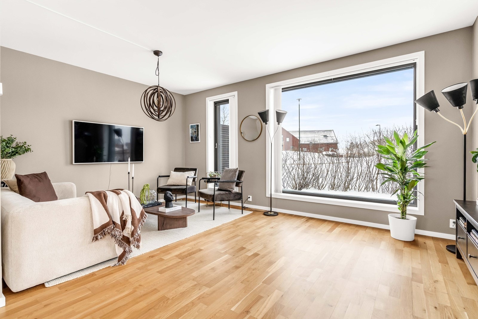 Veggflatene har pen og tidsriktig maling, og det er parkett på gulvet. Galleribilde