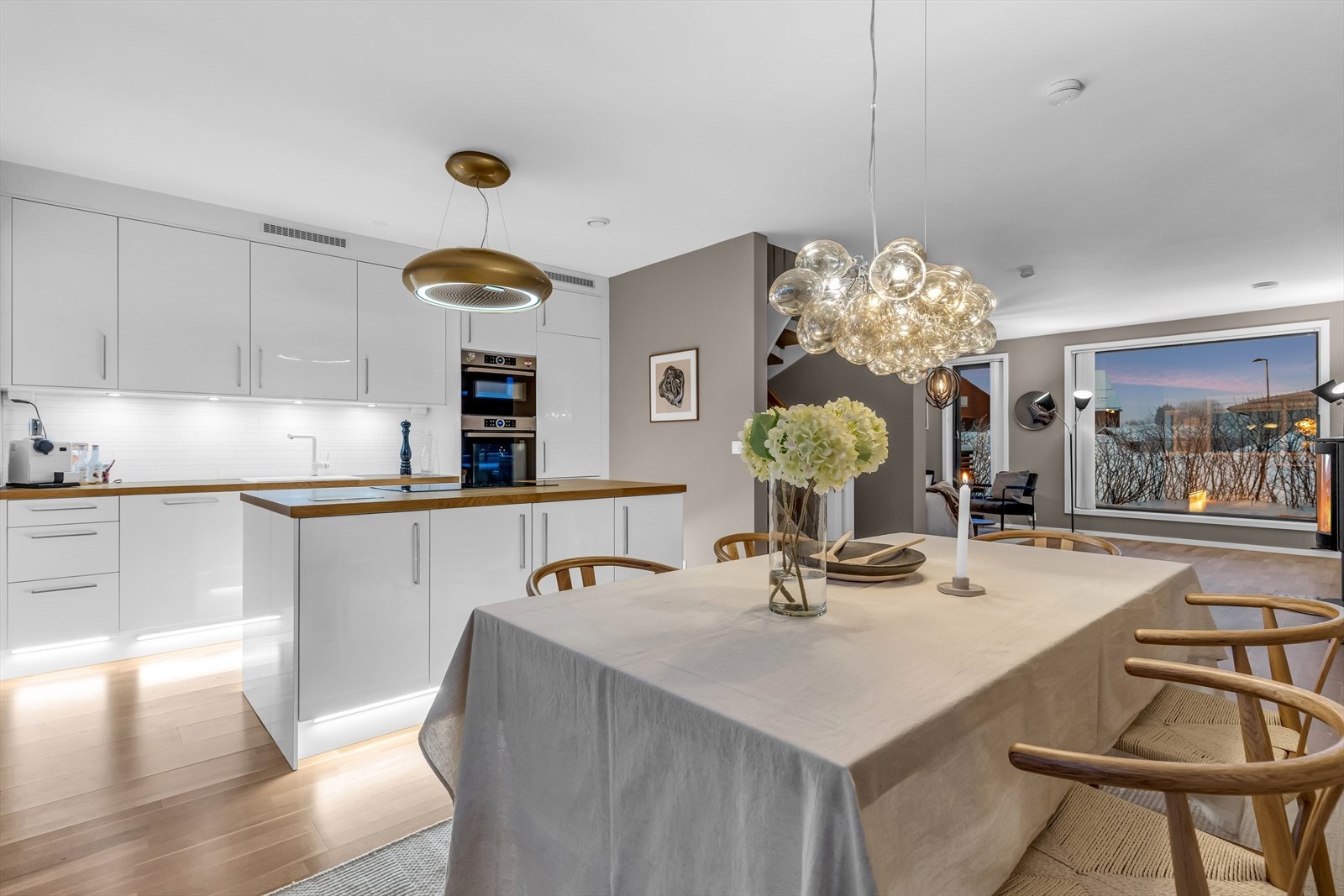 Kjøkkenet byr på rikelig med benk- og skapplass! Galleribilde