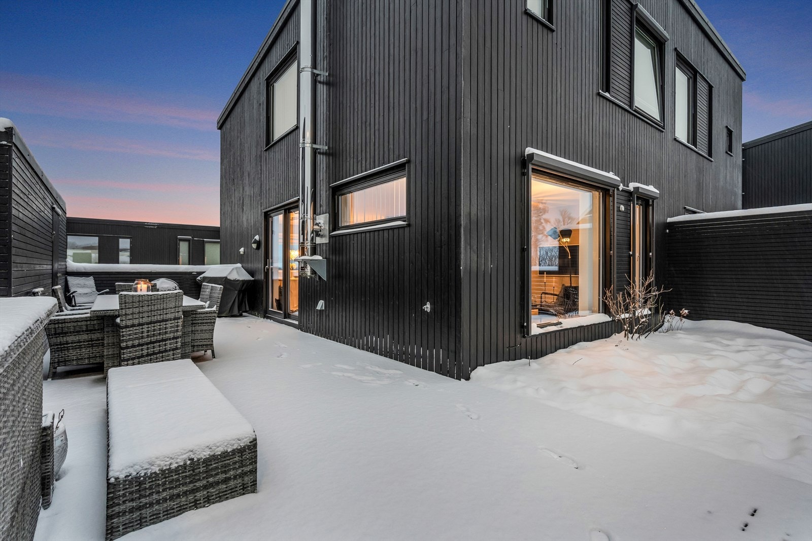 Dette er en tiltalende halvpart tomannsbolig med familievennlig planløsning over 3 plan. Galleribilde