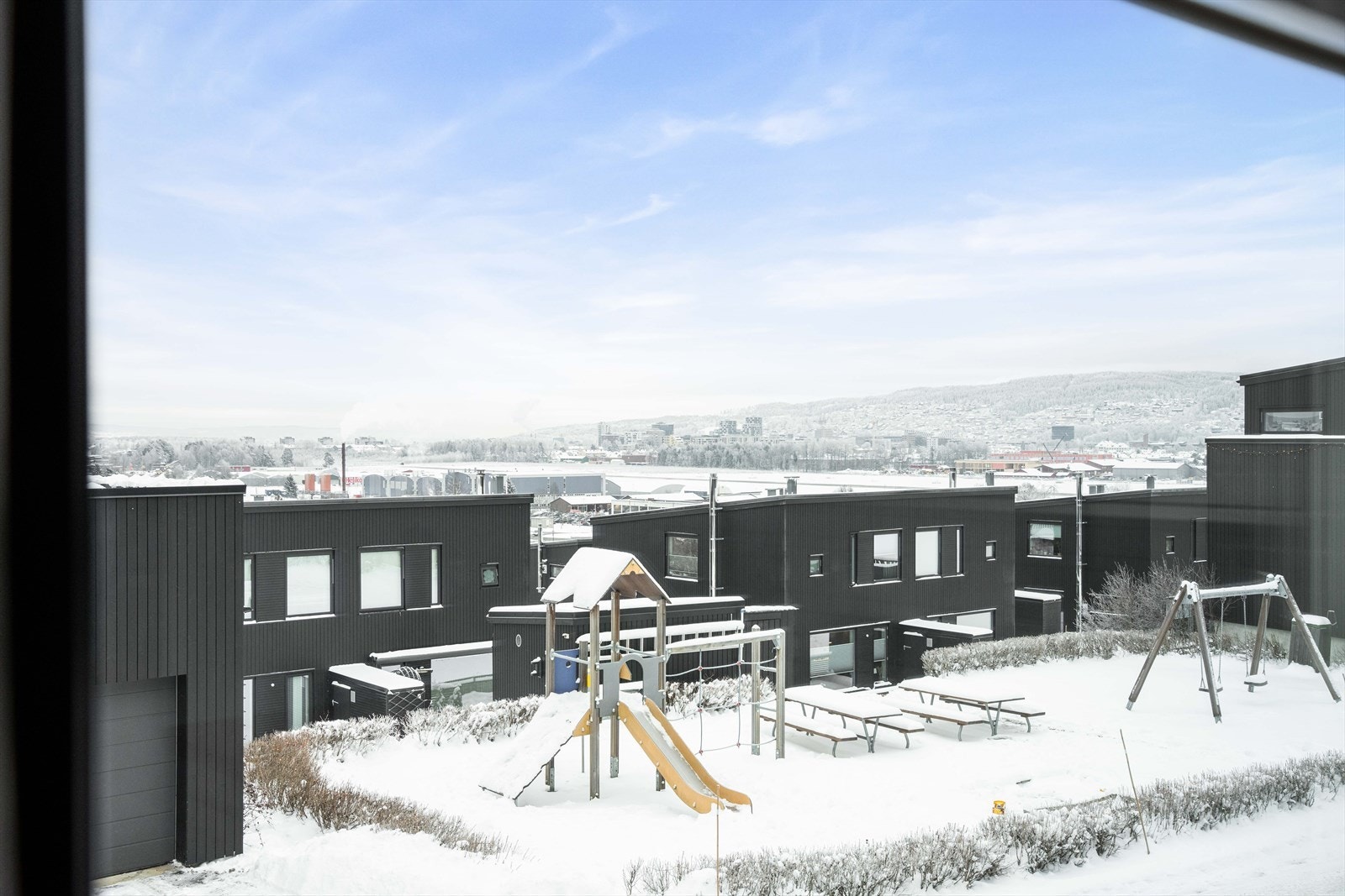 Området er svært barnevennlig, med umiddelbar nærhet til lekeplass. Galleribilde