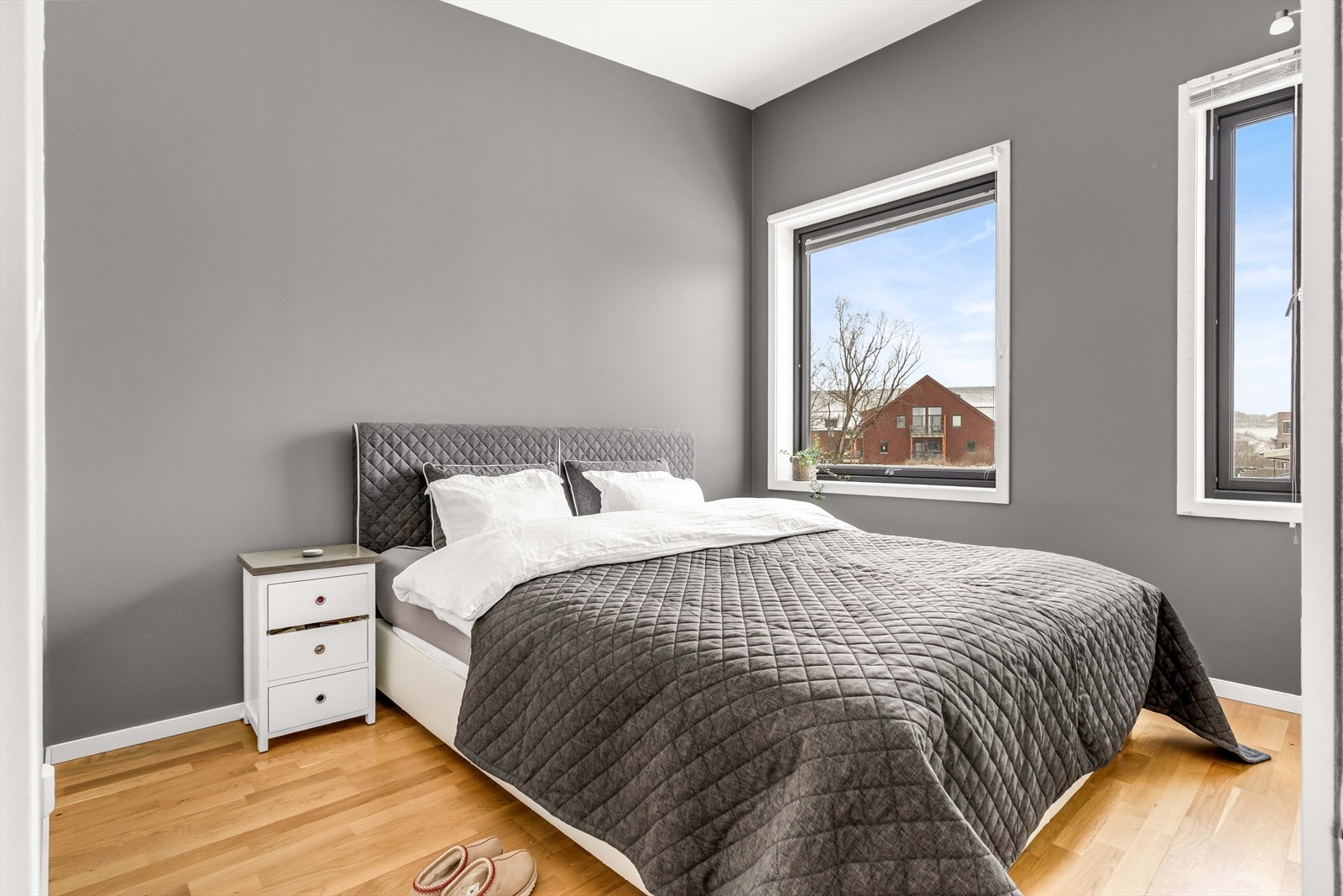 Etasjen har tre soverom. Hovedsoverommet har plass til dobbeltseng med tilhørende nattbord. Galleribilde