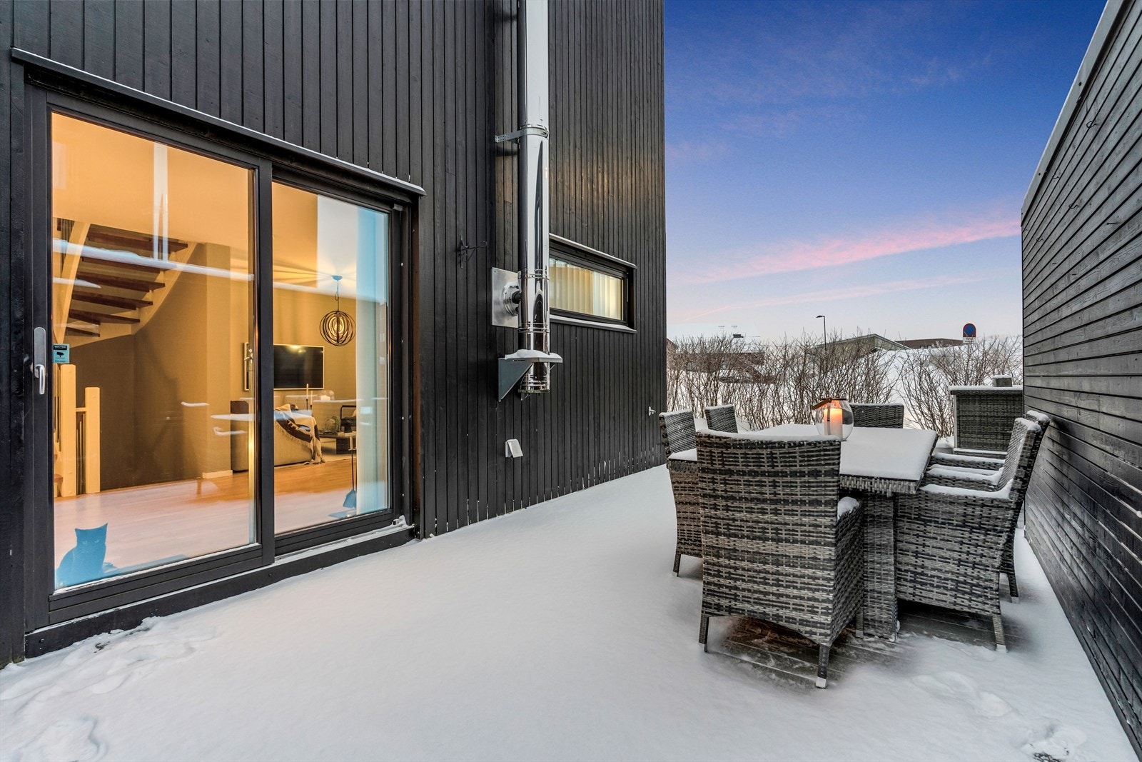 Fra det åpne stue-/kjøkkenrommet har du tilgang til en stor og herlig terrasse på 37 m². Galleribilde