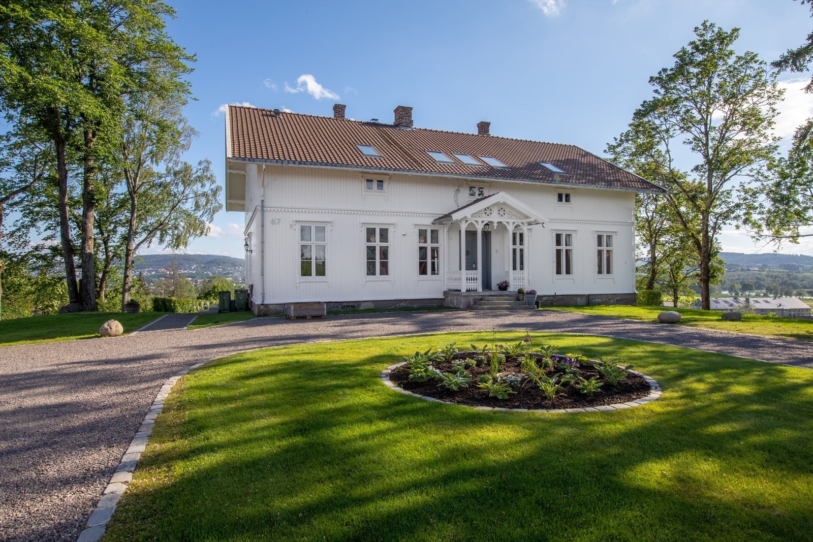 Historiske og herskapelige Kjeller Gård er virkelig verdt et besøk. Du finner prakteiendommen i ditt nabolag. Galleribilde