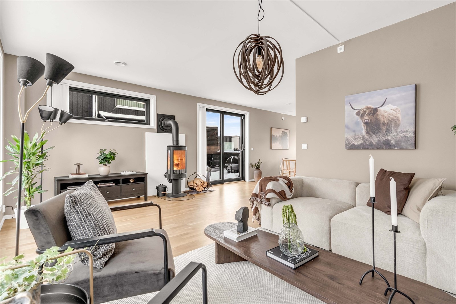 Rommet har en fin peisovn, som sikrer ekstra varme i vinterhalvåret. Galleribilde