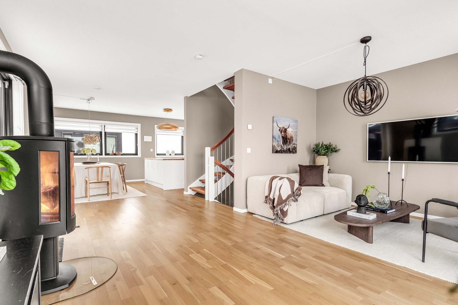 På dagtid bader oppholdsrommet i naturlig lys! Galleribilde