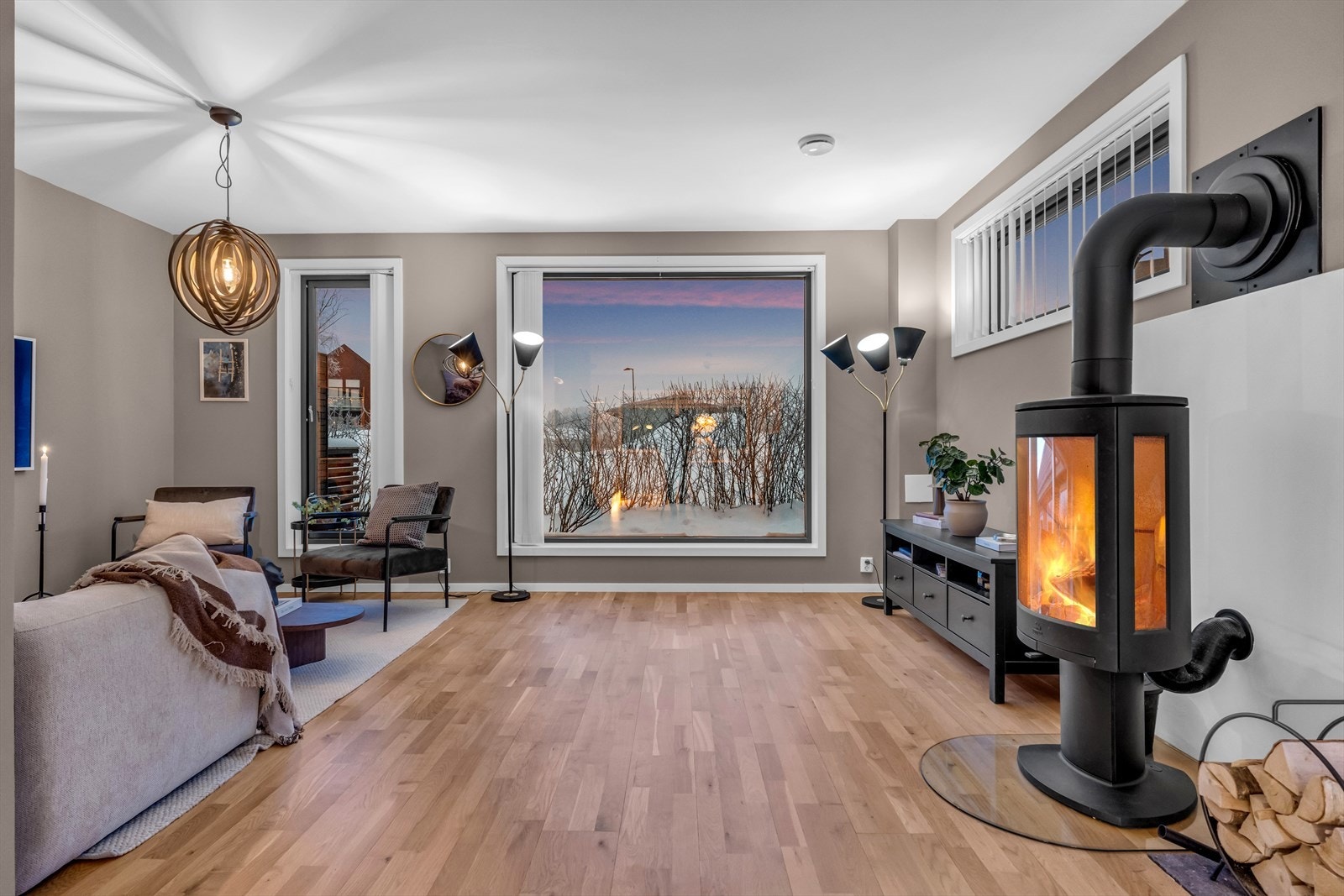 Boligen har gode kvaliteter som balansert ventilasjonsanlegg for et sunt inneklima og vannbåren varme i alle gulv. Galleribilde