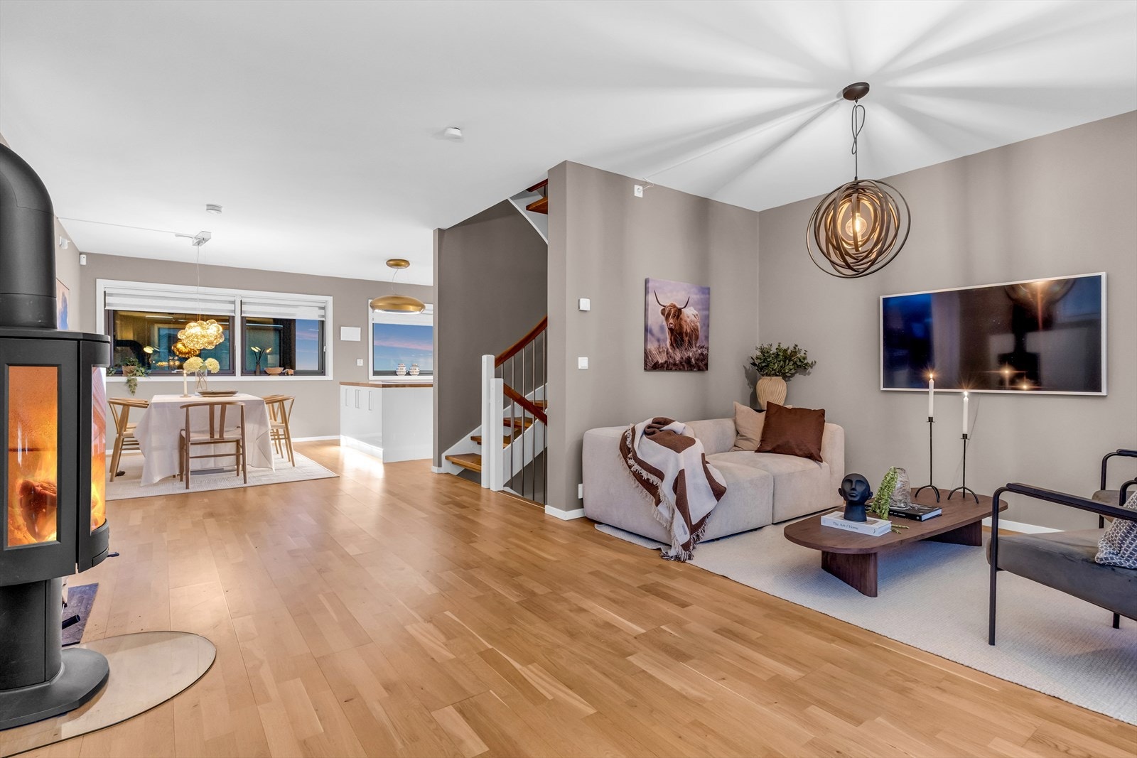 Stuen er i åpen løsning mot kjøkkenet, og har rikelig med lysinnslipp fra de store vindusflatene. Galleribilde