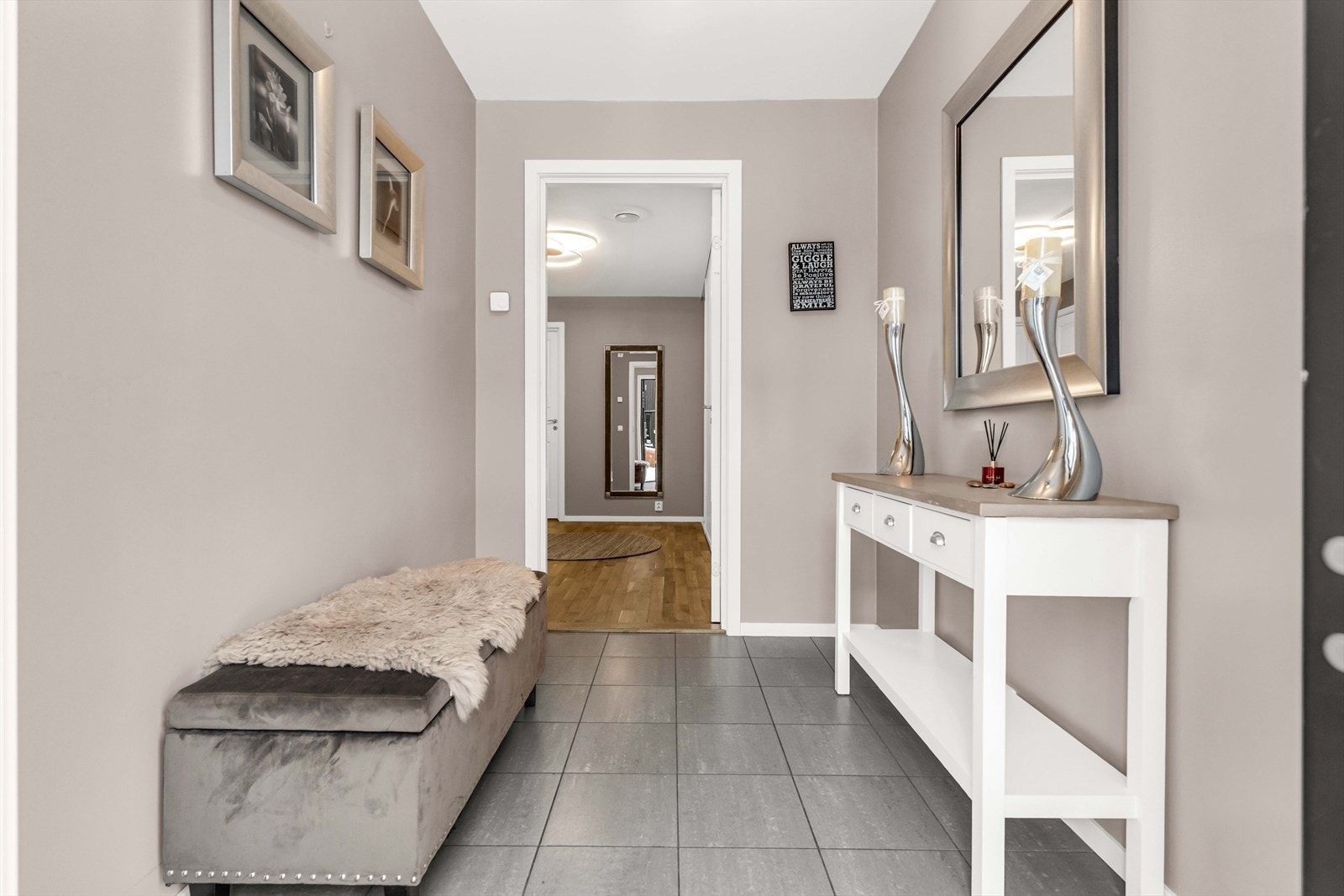 I entréen er det plass til å sette fra seg sko. Galleribilde