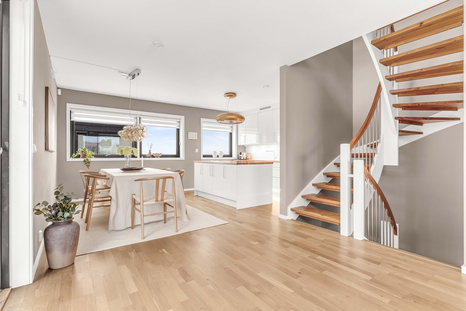 Fra stuen er det trapp opp til 2. etasje og ned til underetasjen. Galleribilde