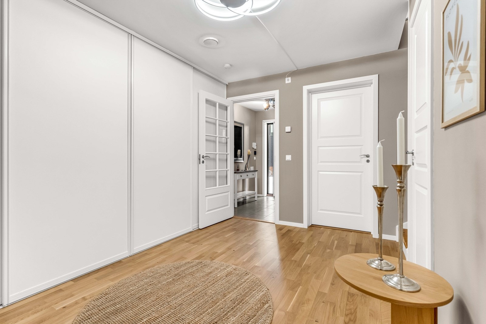 I hallen er det etablert en svært romslig garderobeløsning med mye lagringsplass. Galleribilde