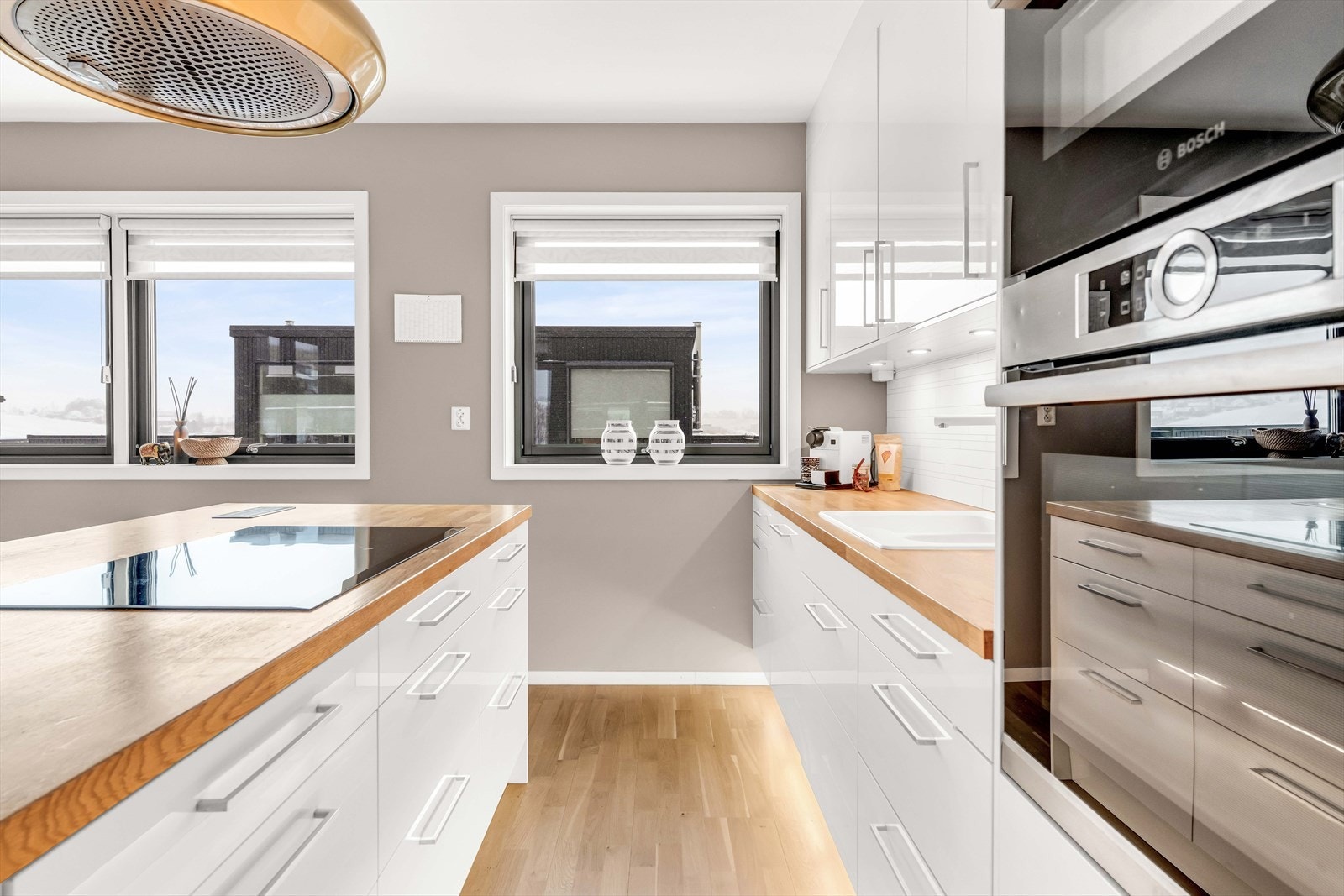 Den praktiske kjøkkenøya gir rikelig med ekstra oppbevaringsplass, samt mye ekstra arbeidsflate. Galleribilde