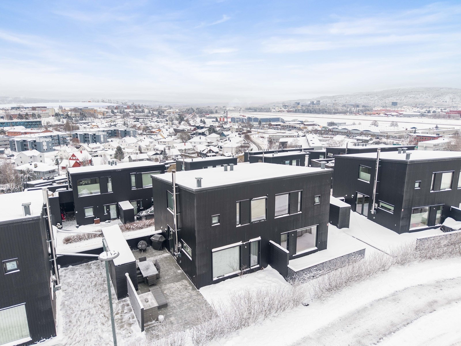 I tillegg opplyser selger at det disponeres 1 plass på fellesparkering. Galleribilde