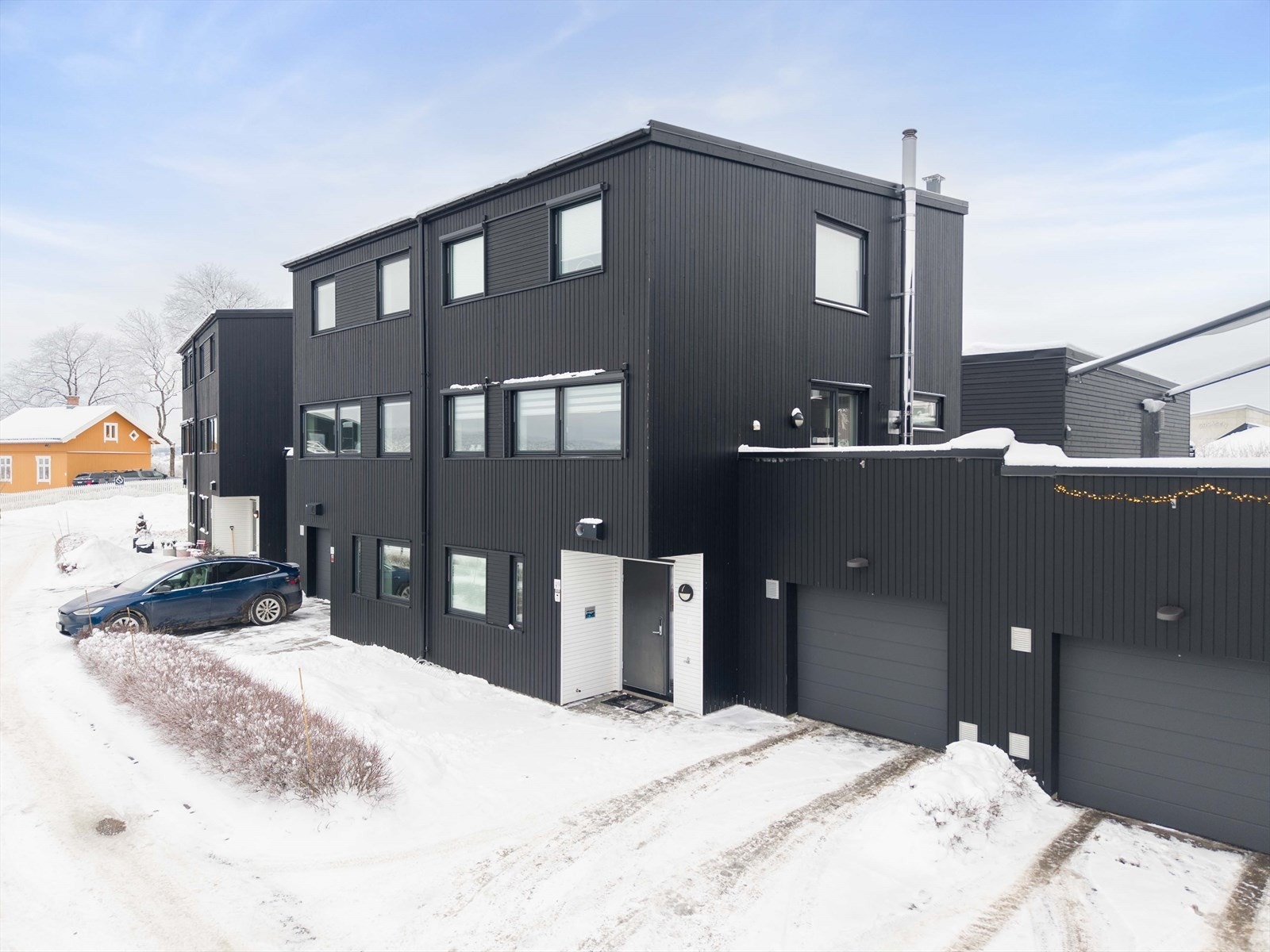 Med boligen disponeres 1 plass i garasje, samt biloppstillingsplass foran garasjen. Det er montert elbillader i garasjen, ladeboksen er koblet til strømnettet. Galleribilde