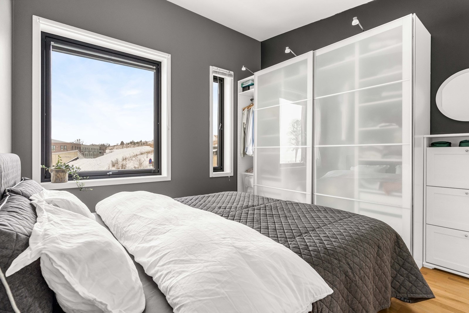 Videre er det plass til klesoppbevaring i garderobe. Galleribilde