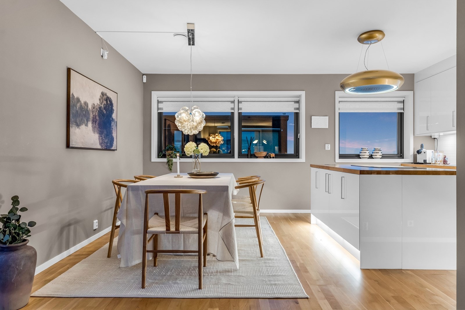 Spisebordet får sin naturlige plass ved kjøkkeninnredningen. Galleribilde