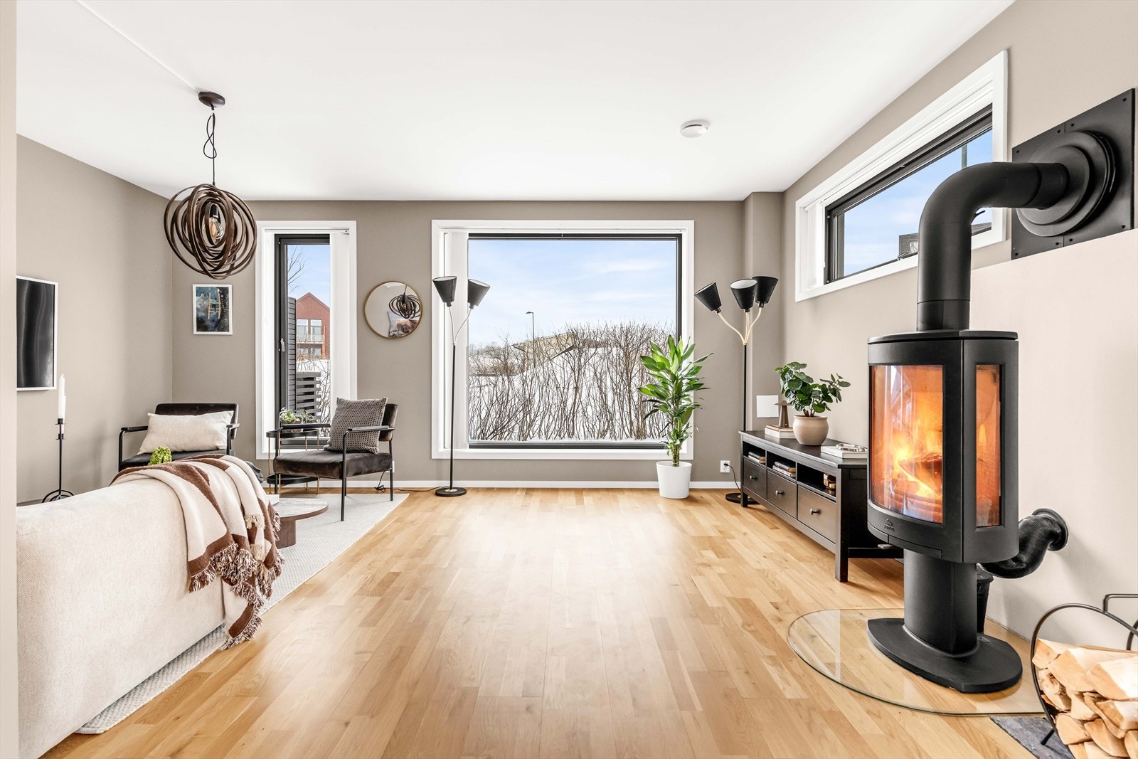 I tillegg er det vannbåren gulvvarme i samtlige rom i huset. Galleribilde