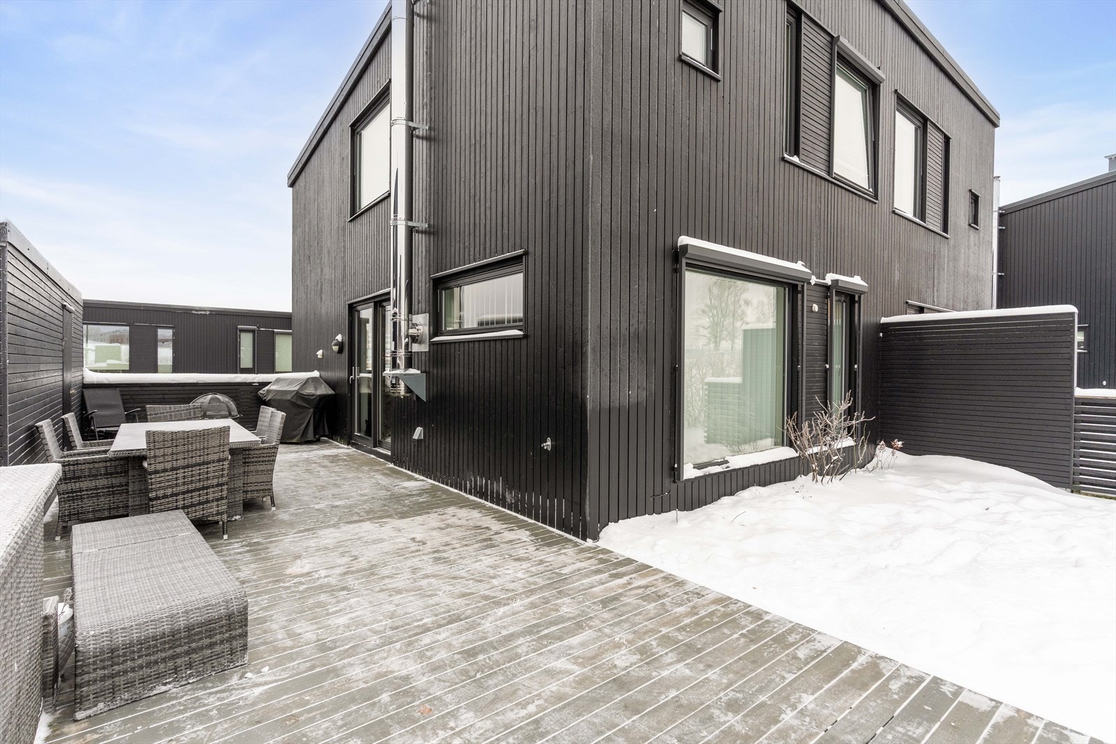 Fra terrassen er det utgang til opparbeidet hage med gressplen, blomsterbed og hekk. Galleribilde