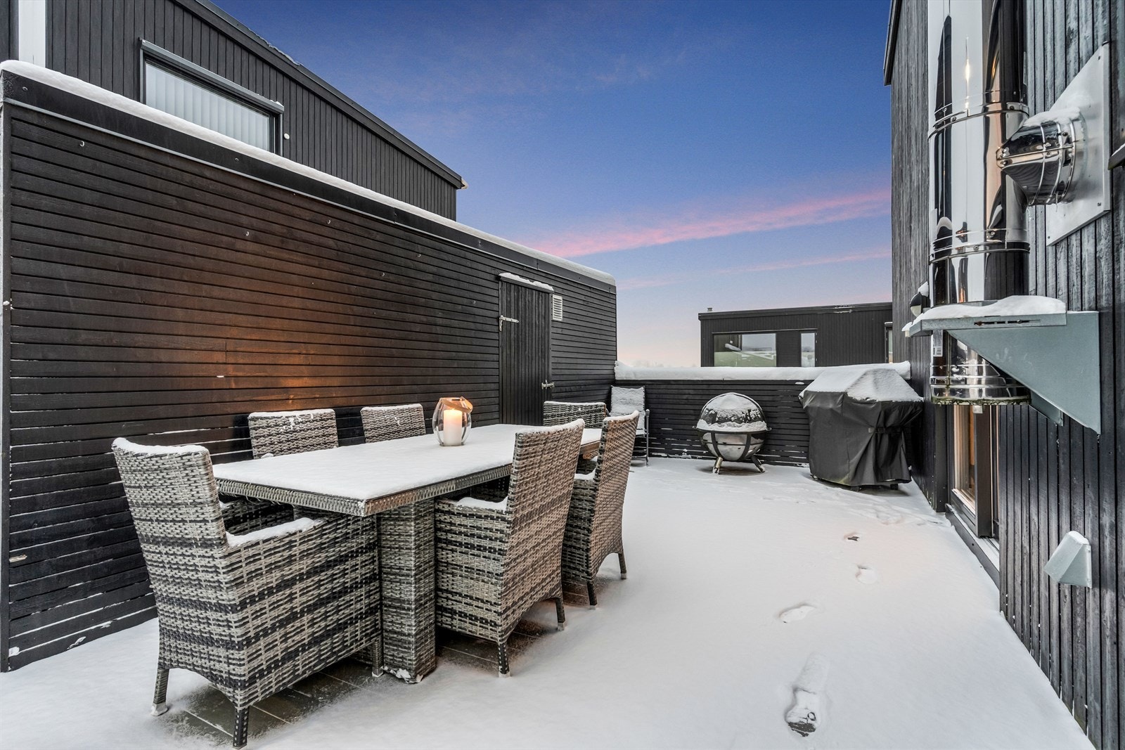 Uteplassen har mange bruks- og møbleringsmuligheter! Galleribilde