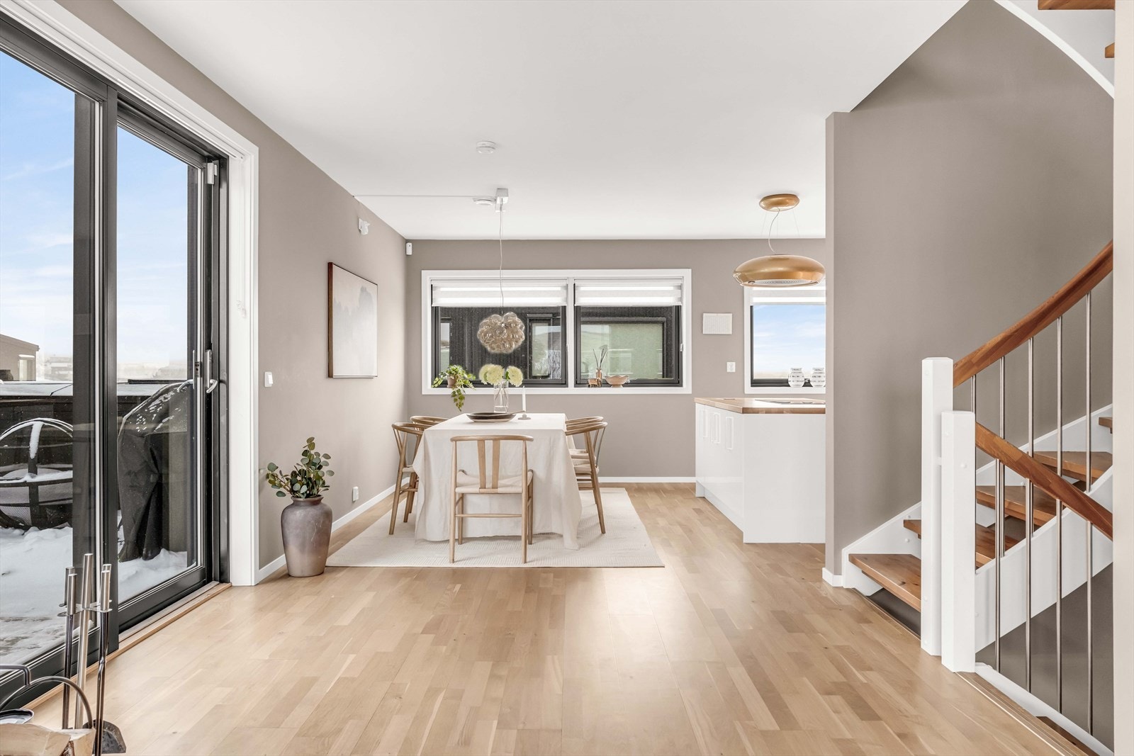 Den åpne og sosiale planløsningen gjør det enkelt å underholde gjestene mens middagen forberedes. Galleribilde