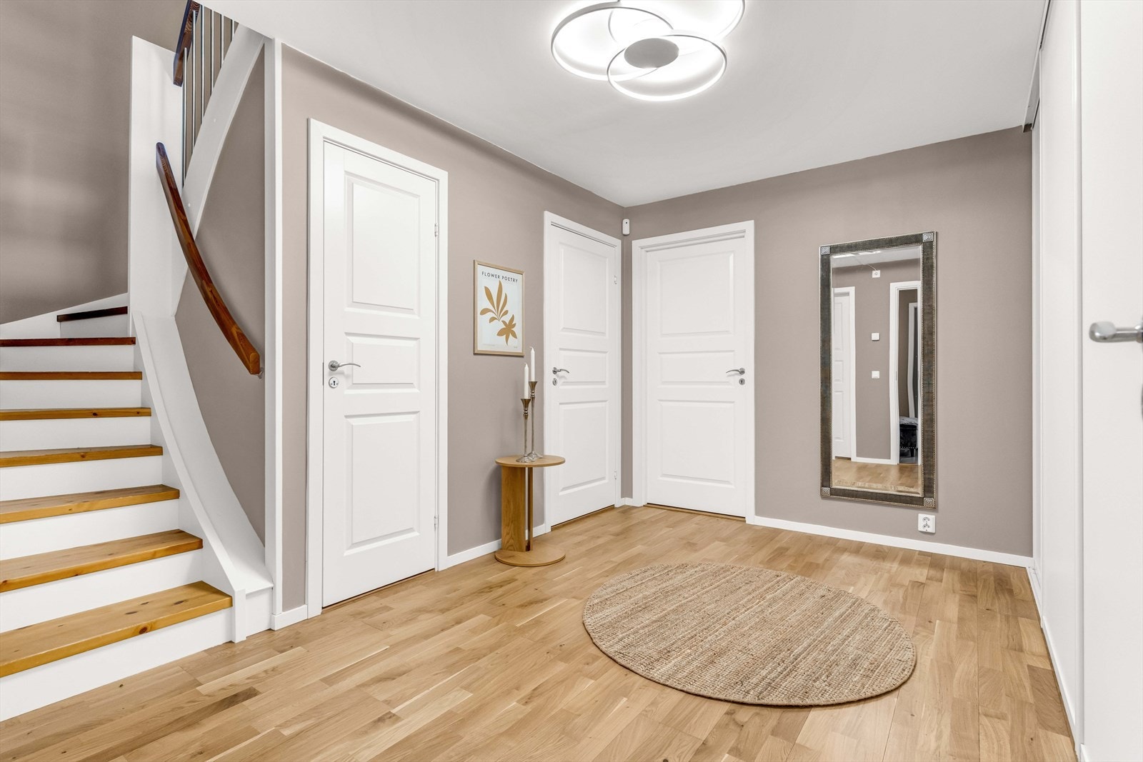 Fra trappen kommer man ned i en romslig hall. Galleribilde