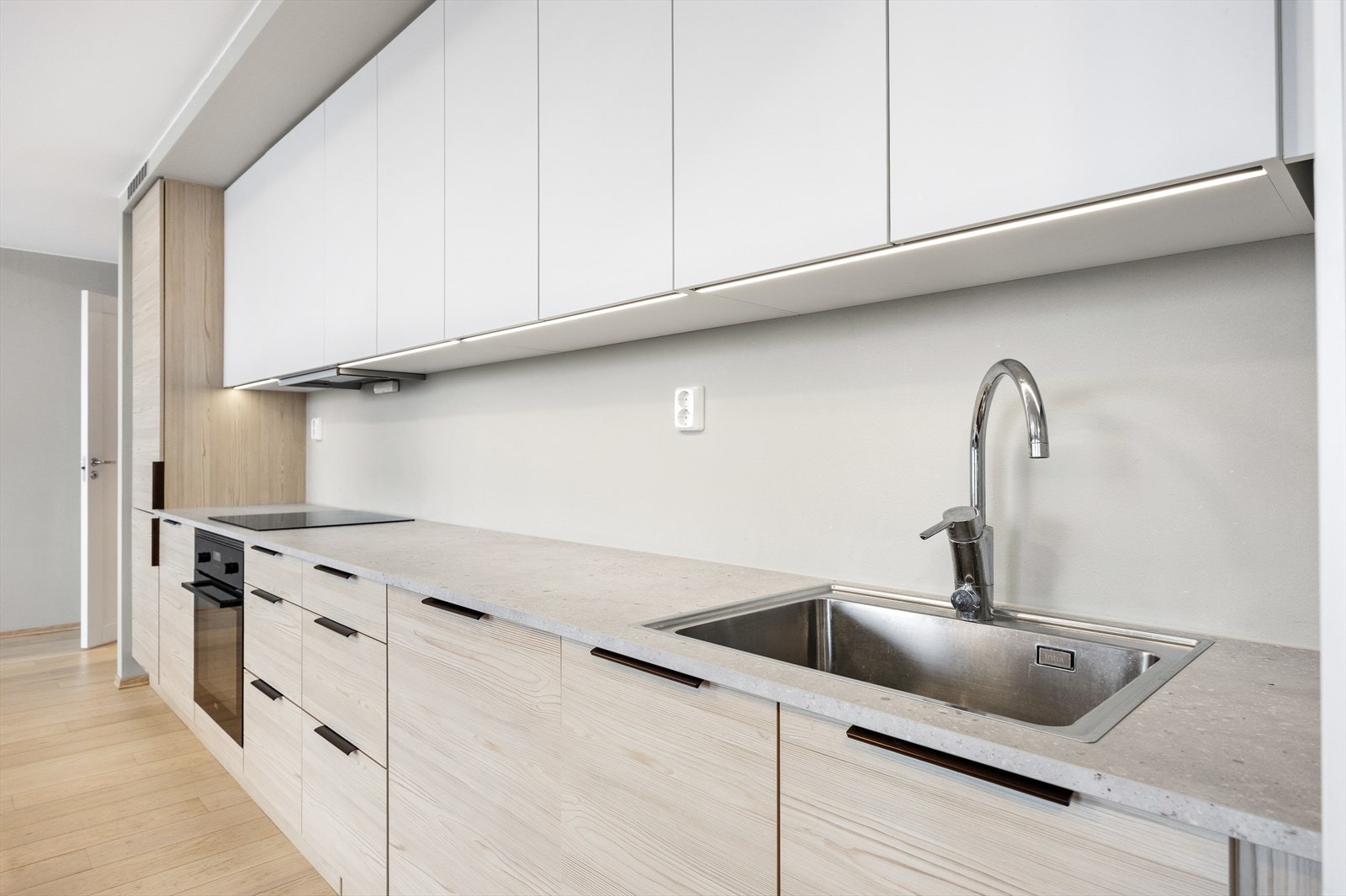 Det er integrerte hvitevarer som platetopp, komfyr, oppvaskmaskin og kombiskap. Galleribilde