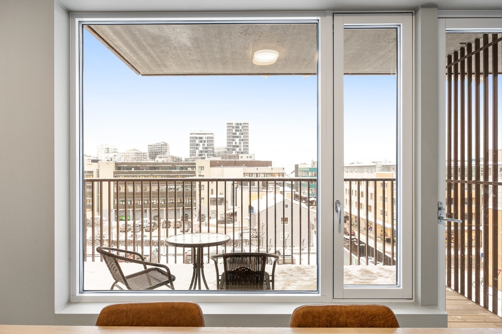 De store vindusflatene gir leiligheten et moderne preg. Galleribilde