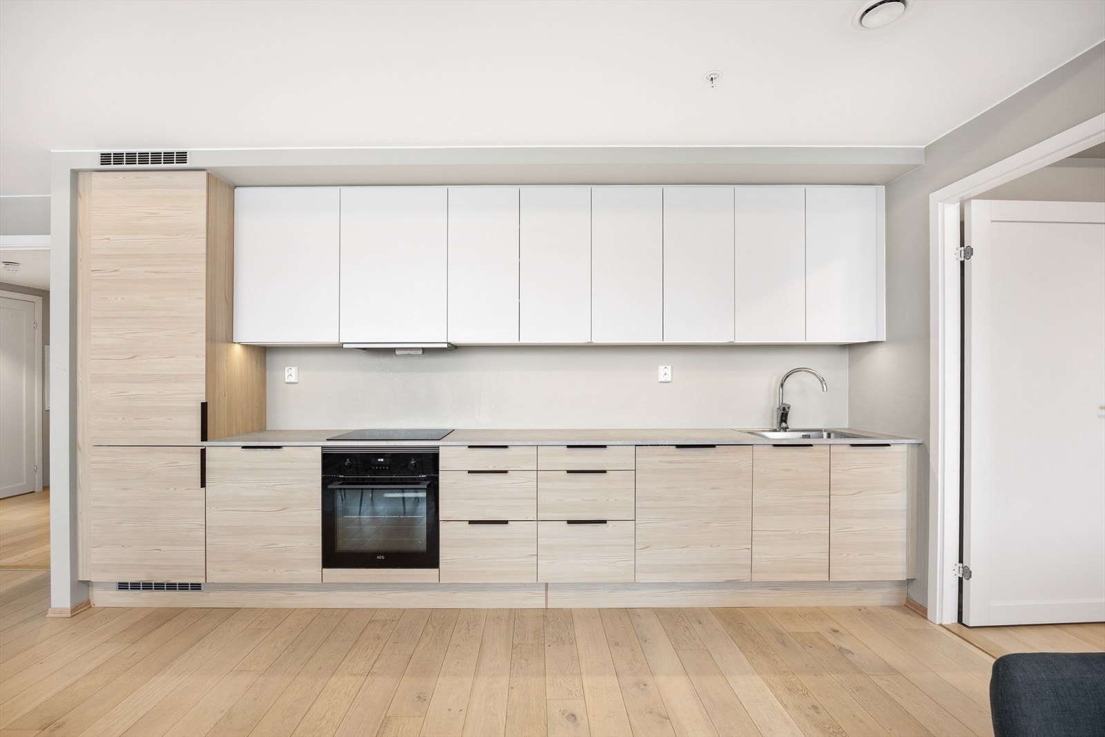 Lekkert kjøkken med mye skap- og benkeplass. Galleribilde