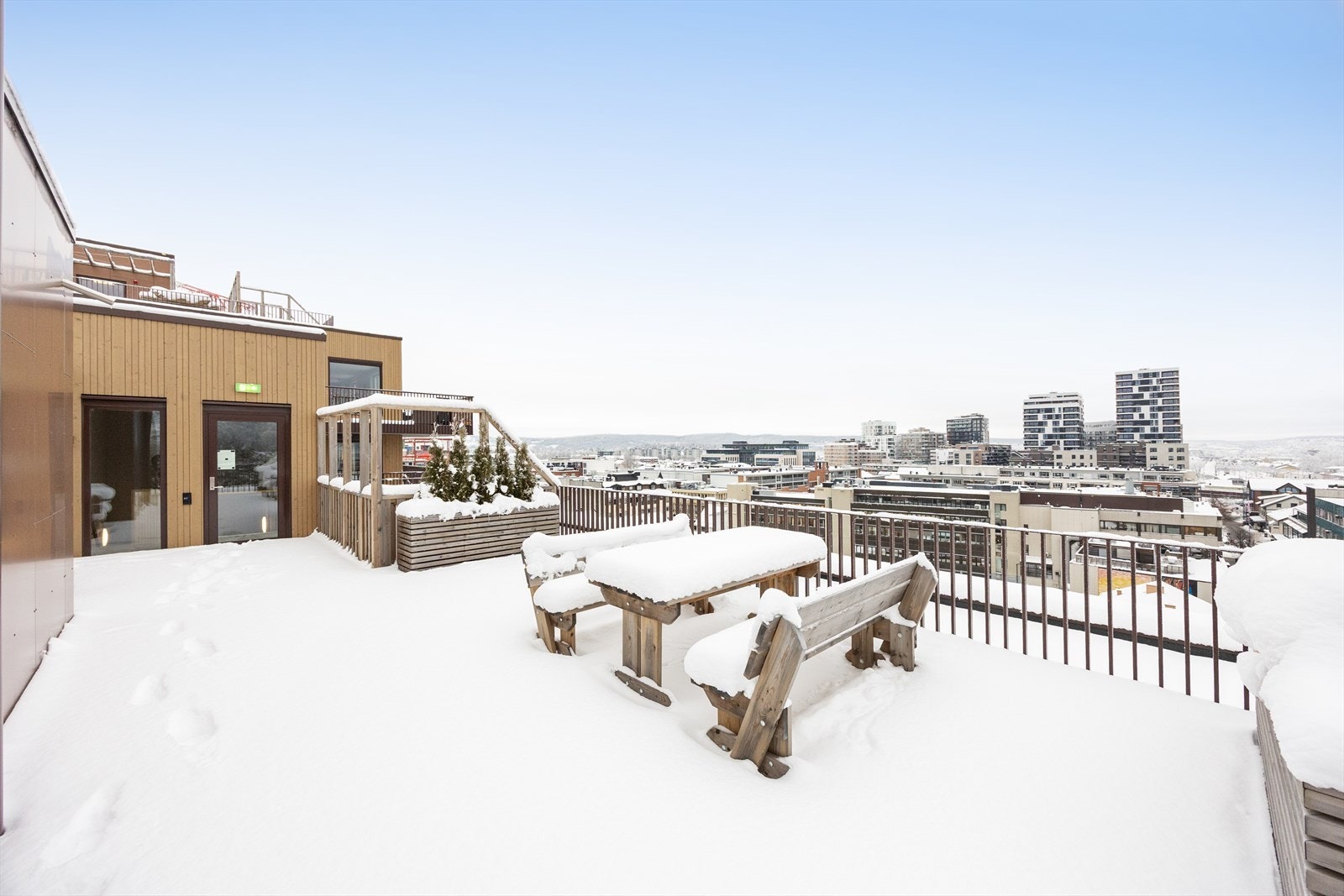 Fra leiligheten kan du tusle ut i oppgangen og ta heisen rett opp til en felles takterrasse. Galleribilde