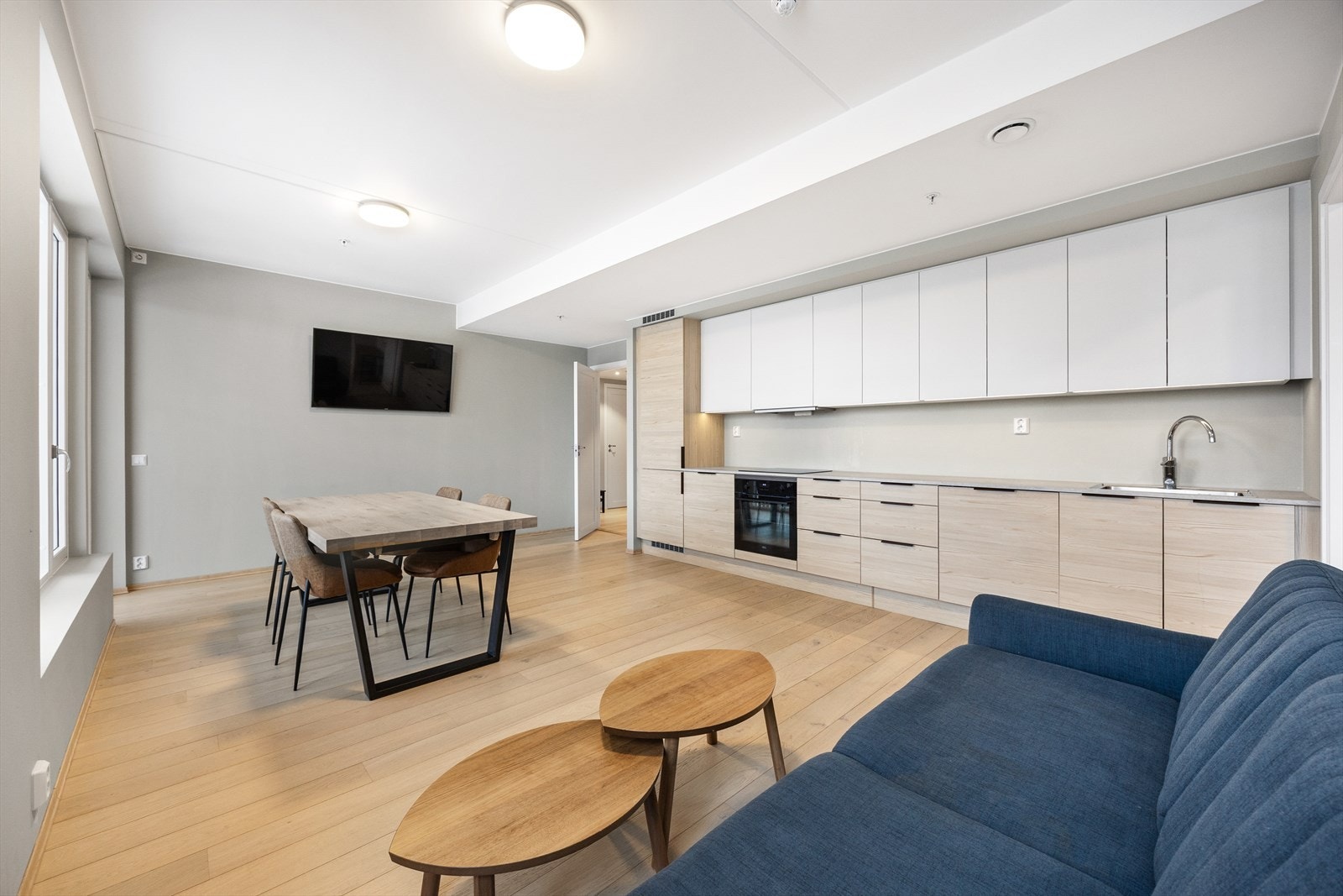 Lys og luftig stue i åpen løsning med kjøkkenet. Galleribilde