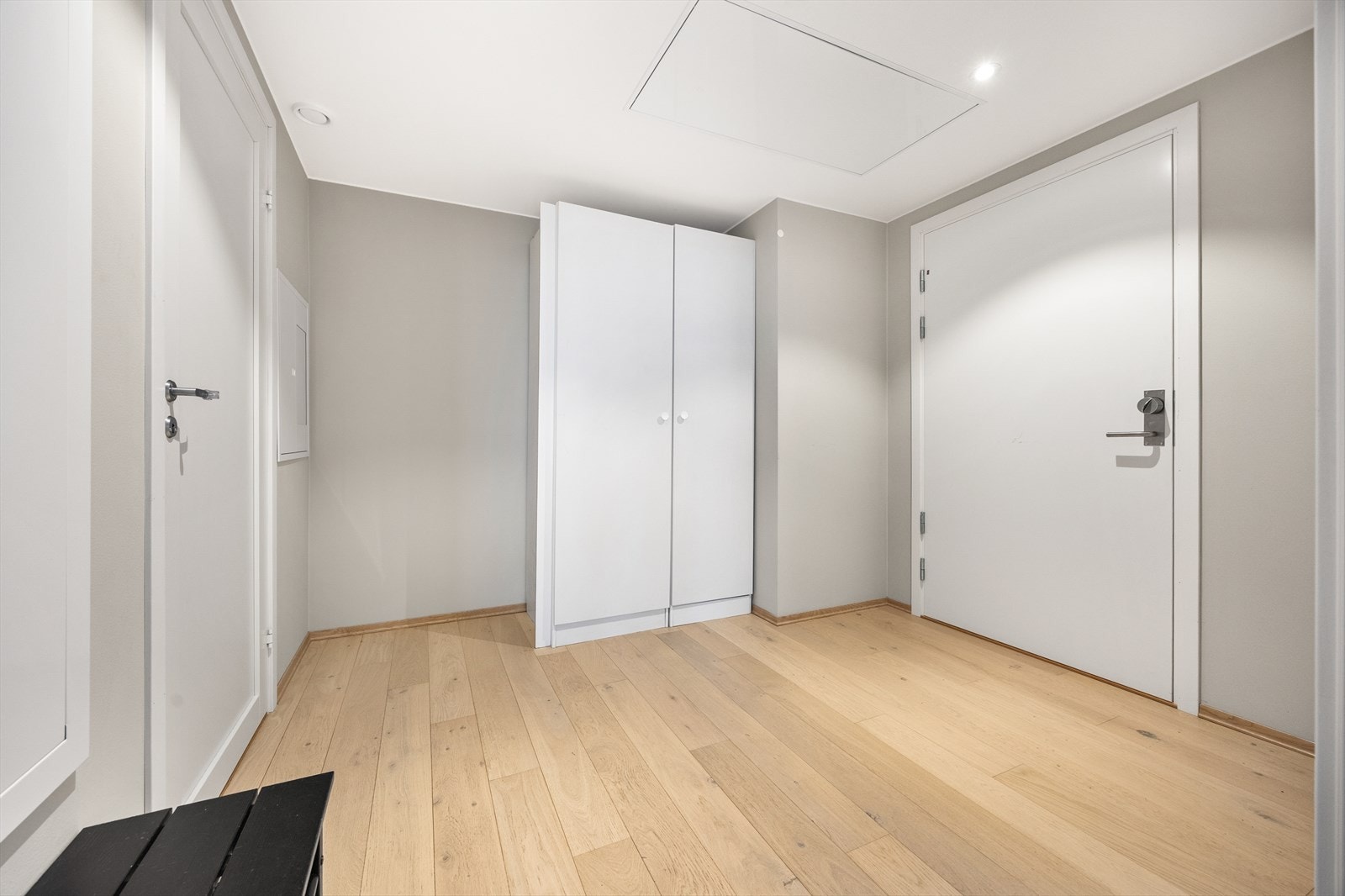 Innbydende entré med plass til praktisk garderobeløsning for oppbevaring av yttertøy og sko. Galleribilde