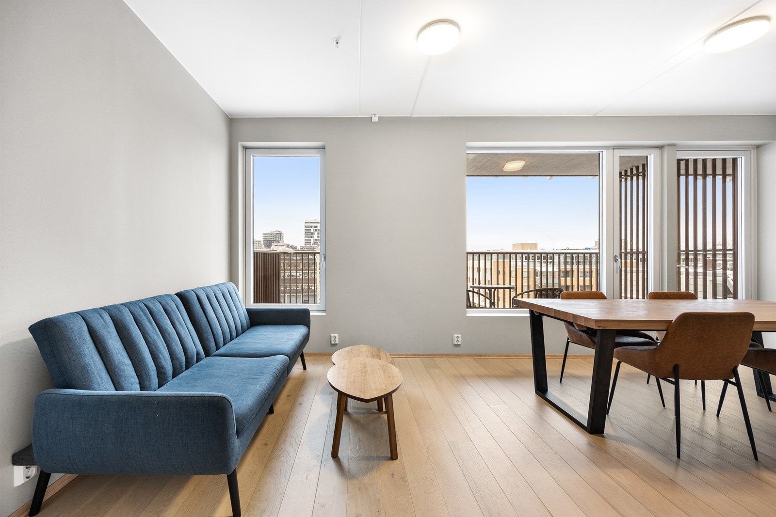 De store vindusflatene slipper inn rikelig med naturlig lys til rommet, noe som skaper god atmosfære og romfølelse. Galleribilde